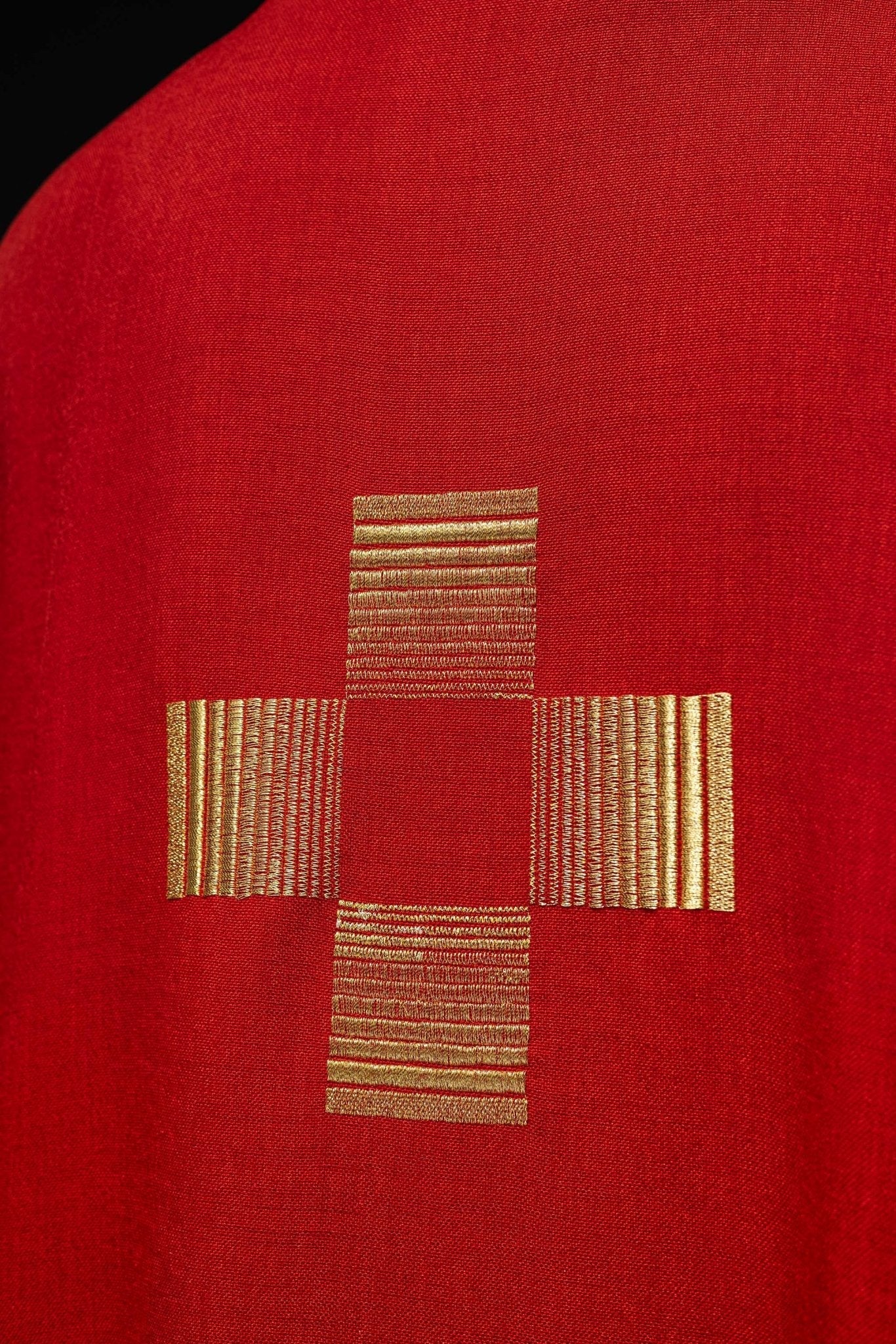 Casulla roja con Cruces bordadas HA7011 - 02 CZERWONY - CASULLAS.ES