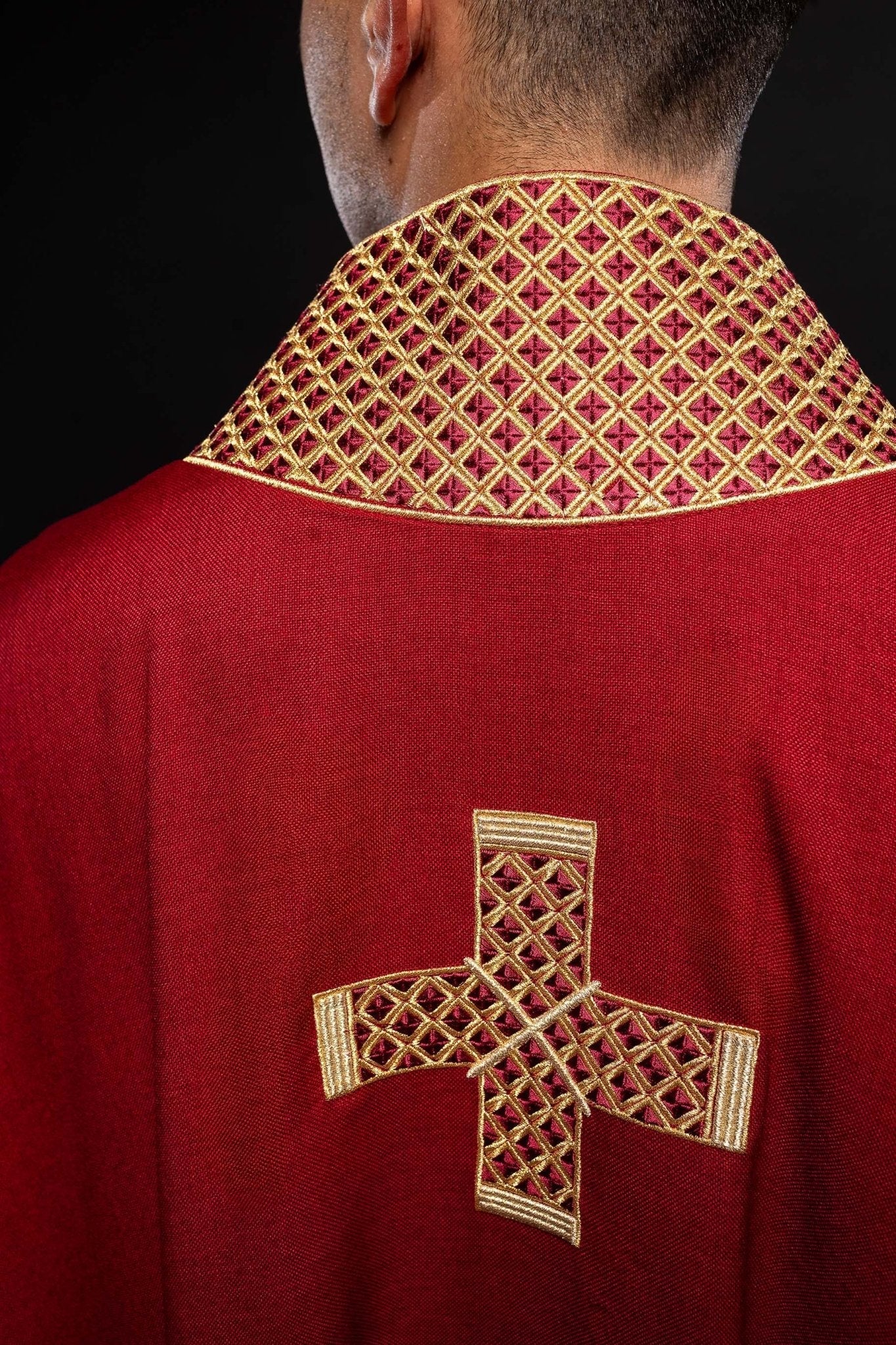 Casulla roja con cruces bordadas y cuello S - 7070 - 02 - 70 - CASULLAS.ES