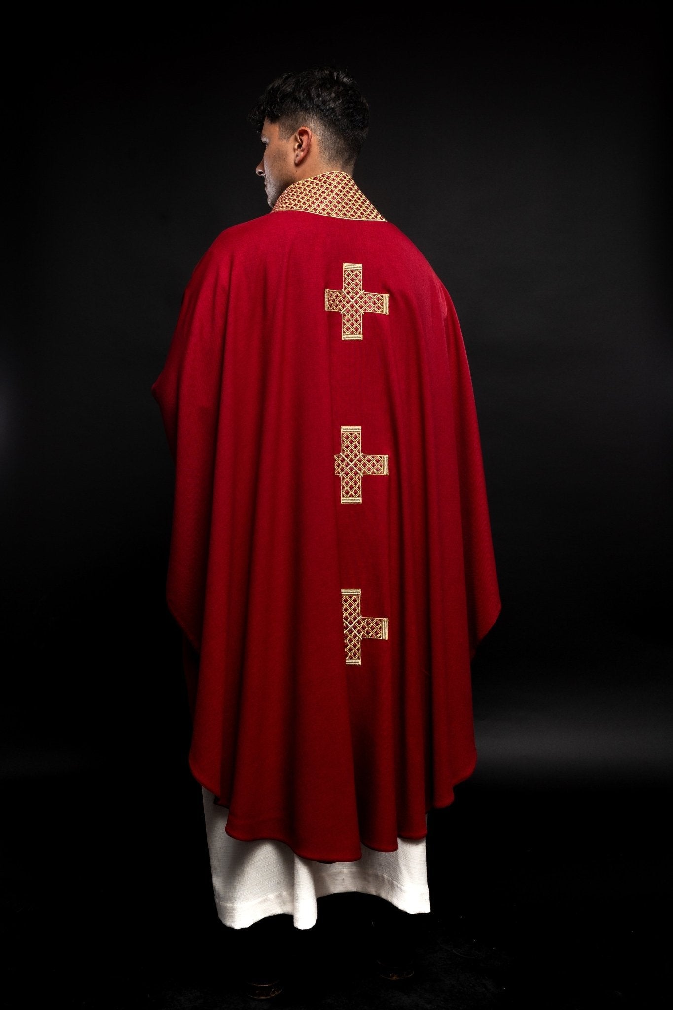Casulla roja con cruces bordadas y cuello S - 7070 - 02 - 70 - CASULLAS.ES