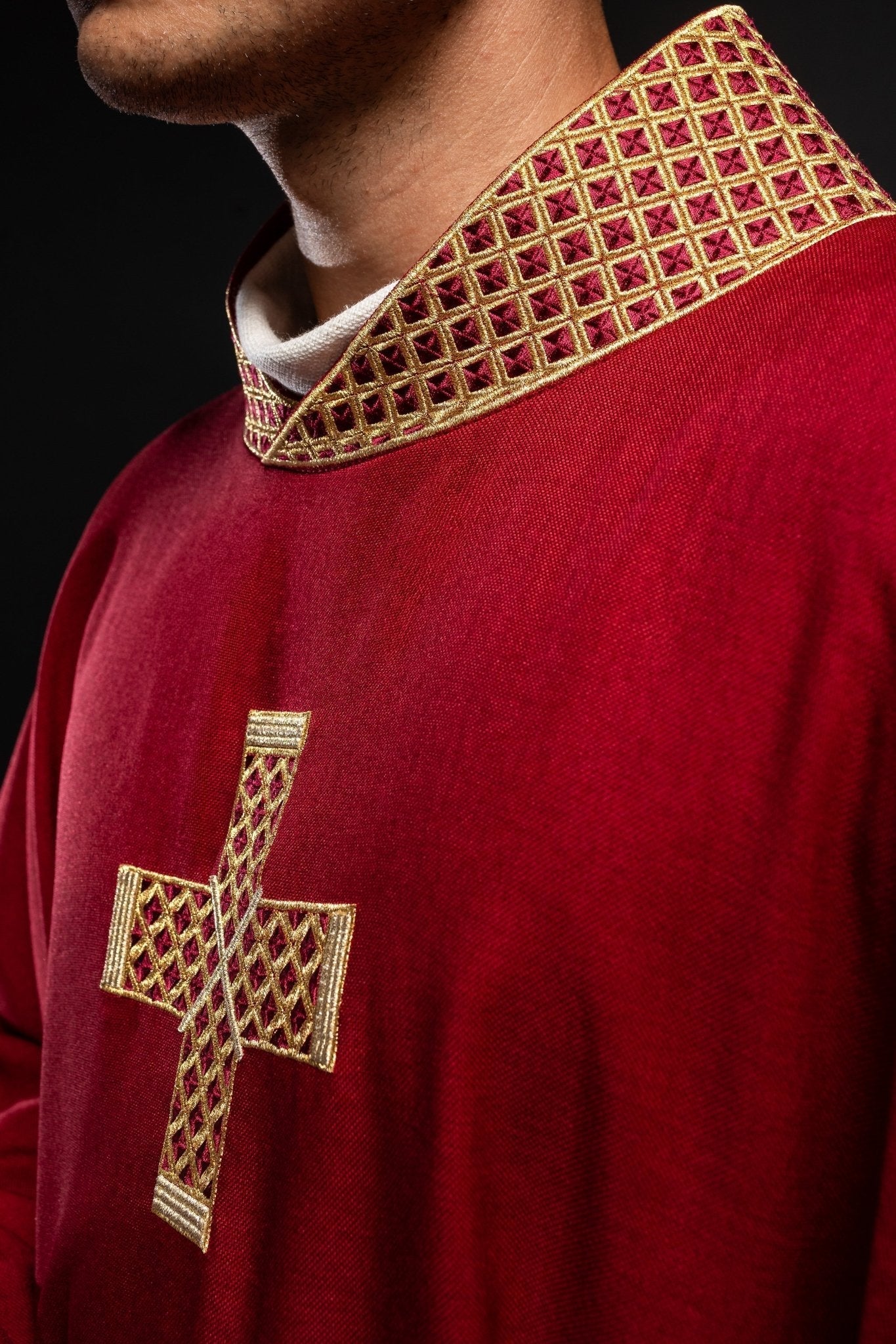 Casulla roja con cruces bordadas y cuello S - 7070 - 02 - 70 - CASULLAS.ES