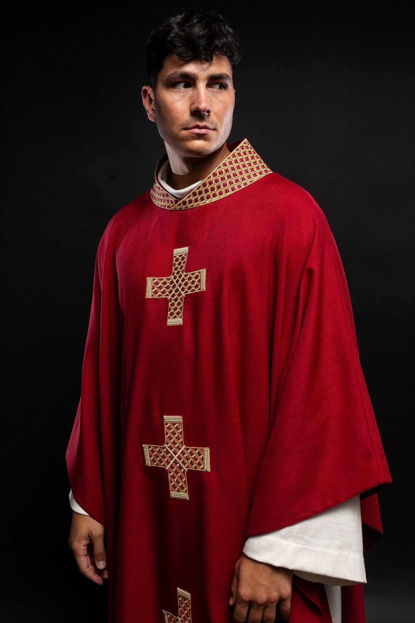 Casulla roja con cruces bordadas y cuello S - 7070 - 02 - 70 - CASULLAS.ES