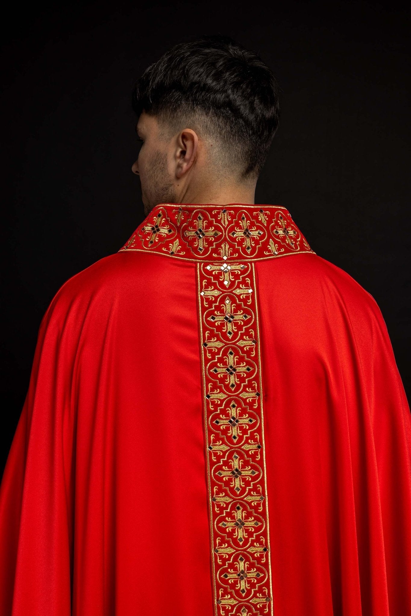 Casulla roja con galón ricamente bordado y decorado con 500 piedras LE/7104/02 - CASULLAS.ES