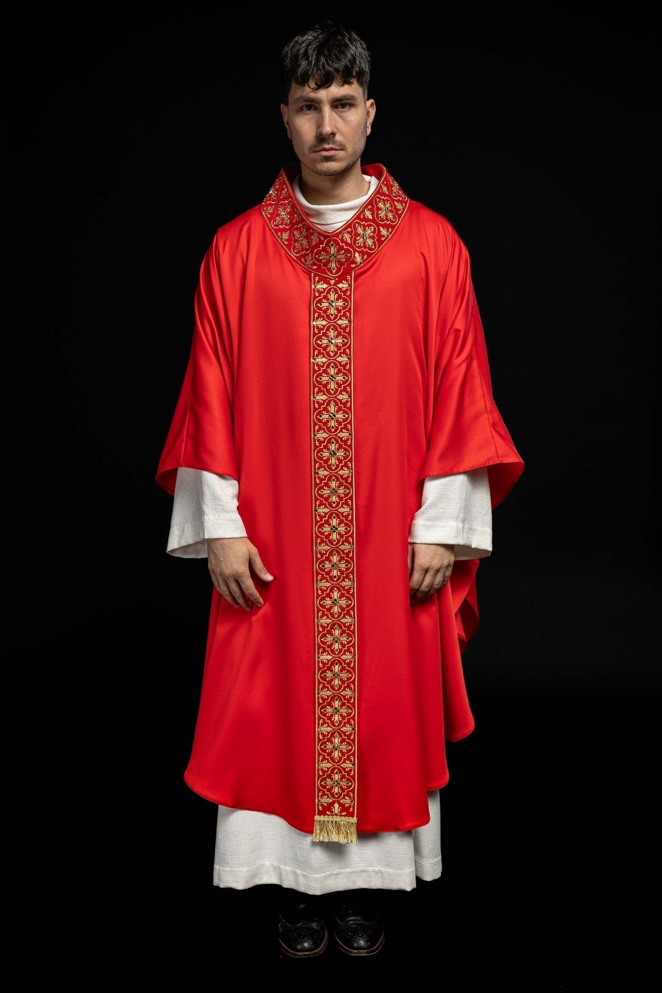 Casulla roja con galón ricamente bordado y decorado con 500 piedras LE/7104/02 - CASULLAS.ES