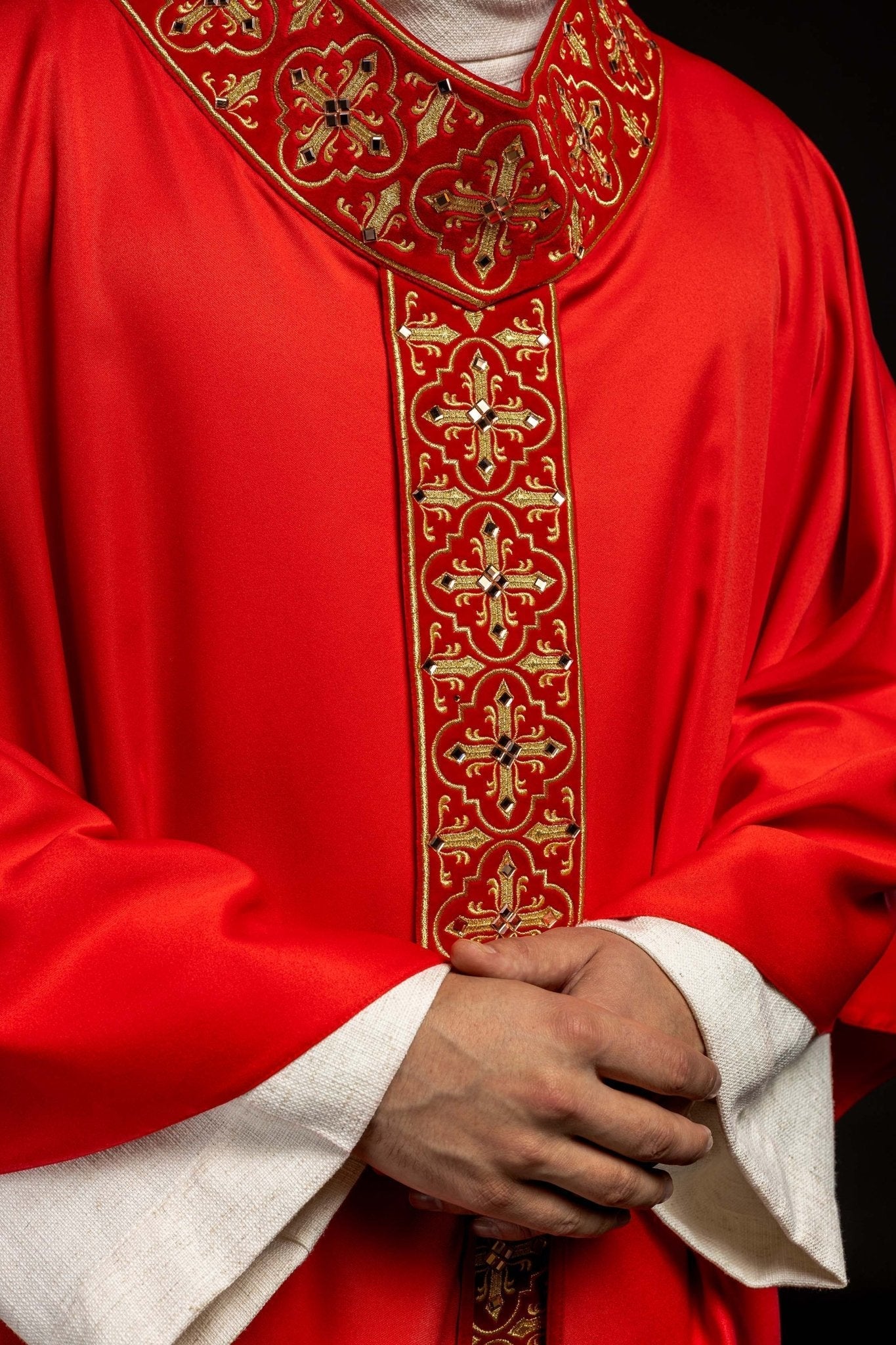 Casulla roja con galón ricamente bordado y decorado con 500 piedras LE/7104/02 - CASULLAS.ES