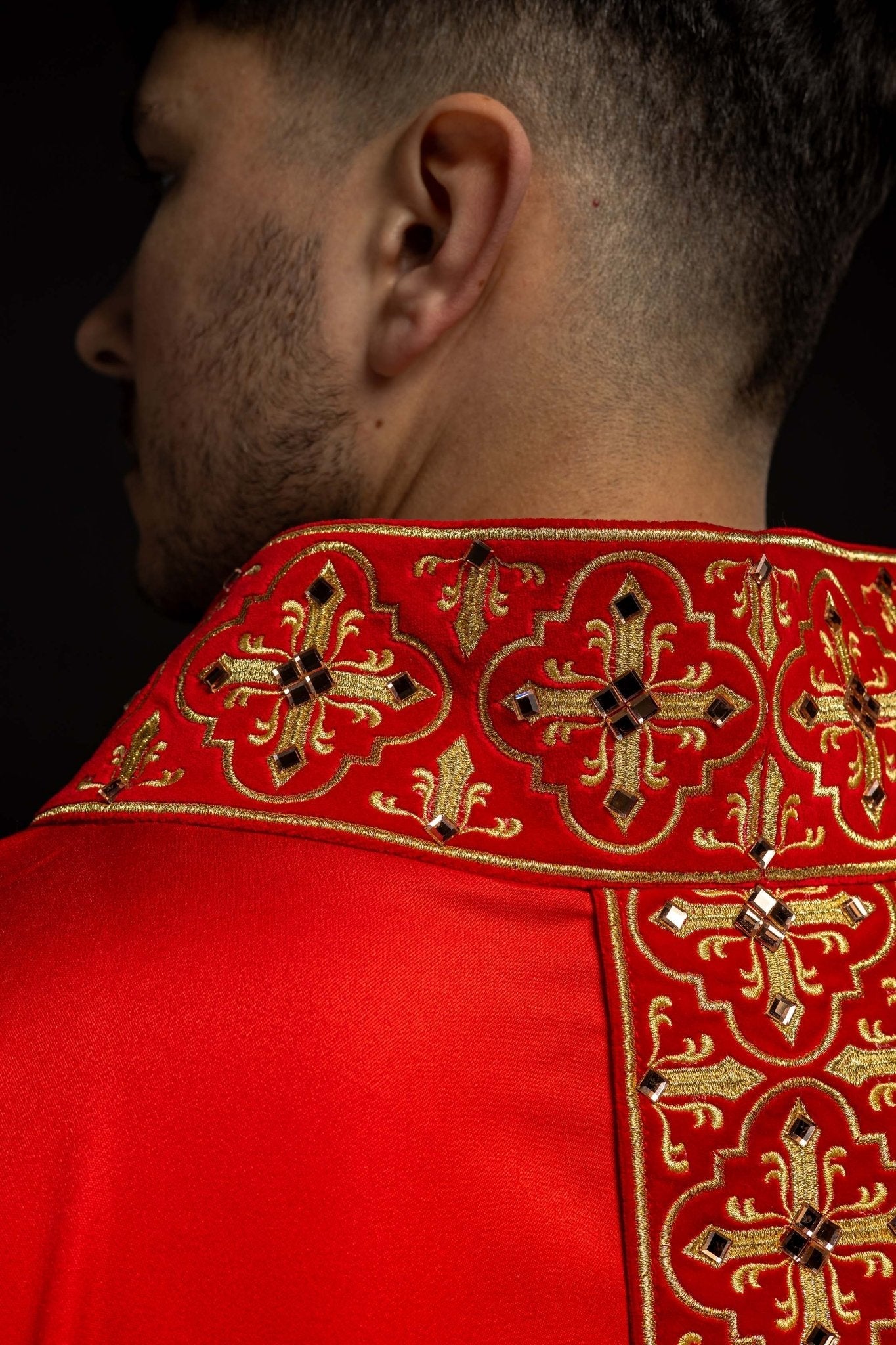 Casulla roja con galón ricamente bordado y decorado con 500 piedras LE/7104/02 - CASULLAS.ES