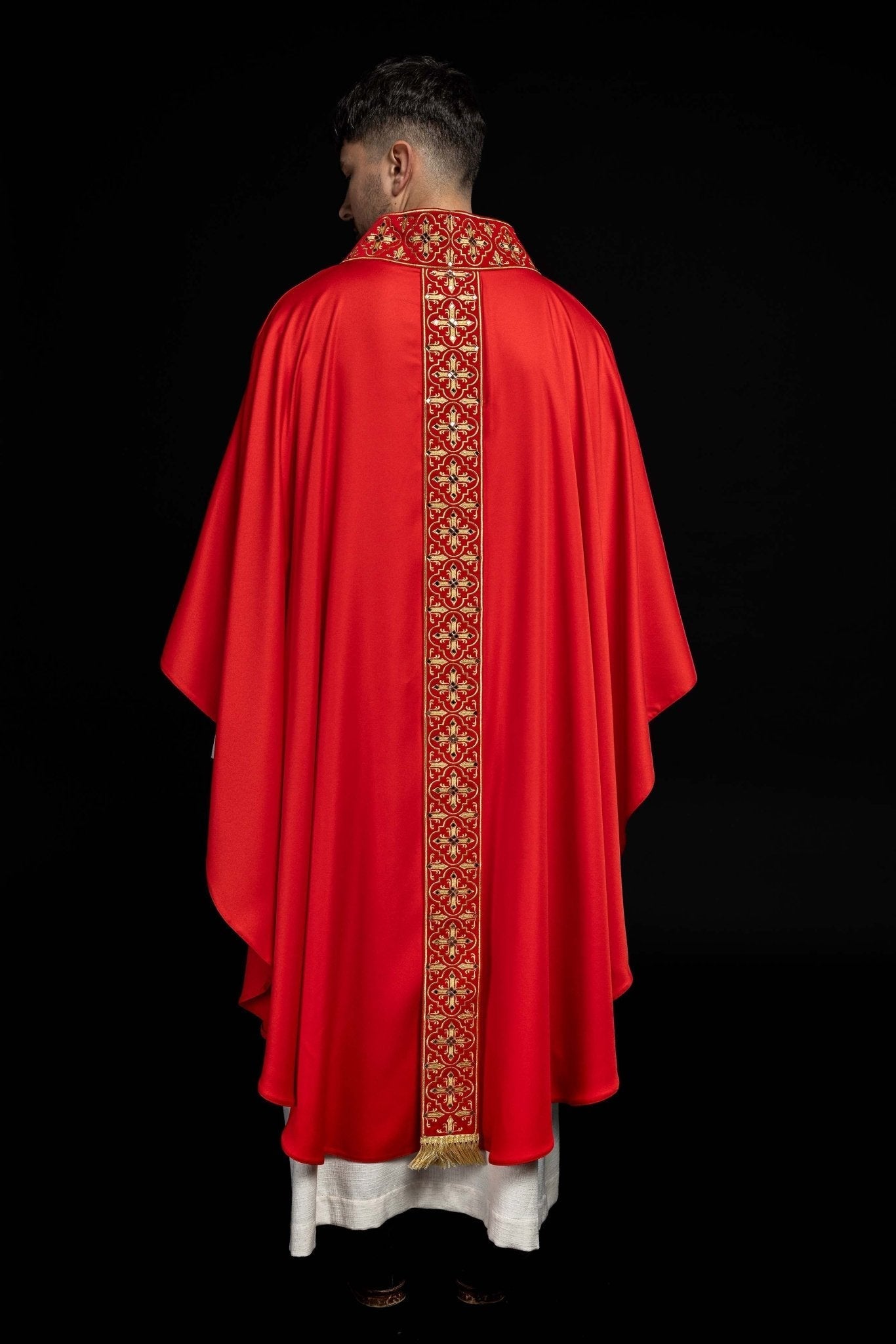 Casulla roja con galón ricamente bordado y decorado con 500 piedras LE/7104/02 - CASULLAS.ES