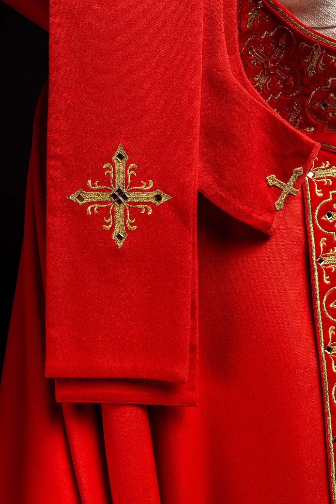 Casulla roja con galón ricamente bordado y decorado con 500 piedras LE/7104/02 - CASULLAS.ES