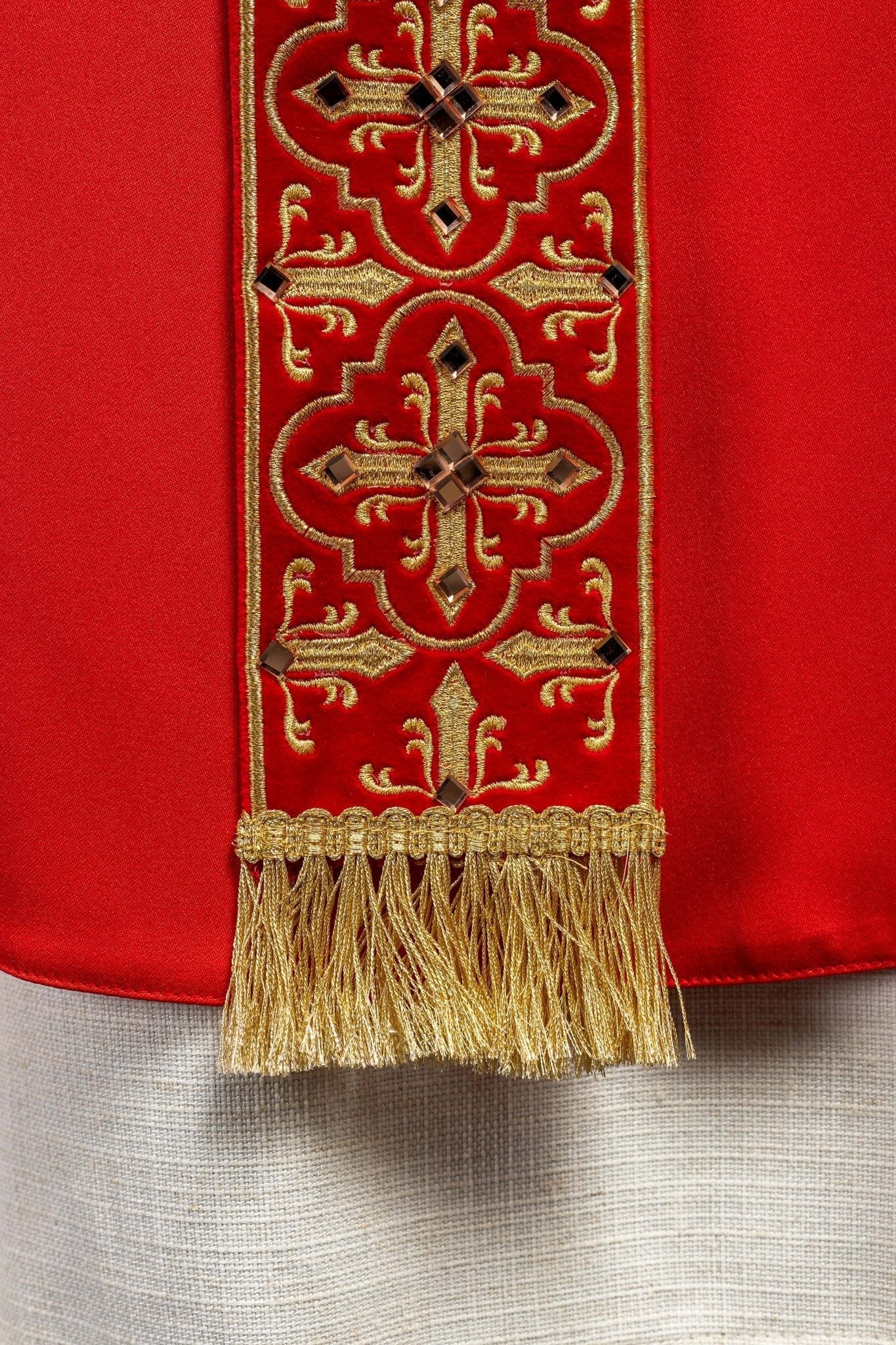 Casulla roja con galón ricamente bordado y decorado con 500 piedras LE/7104/02 - CASULLAS.ES