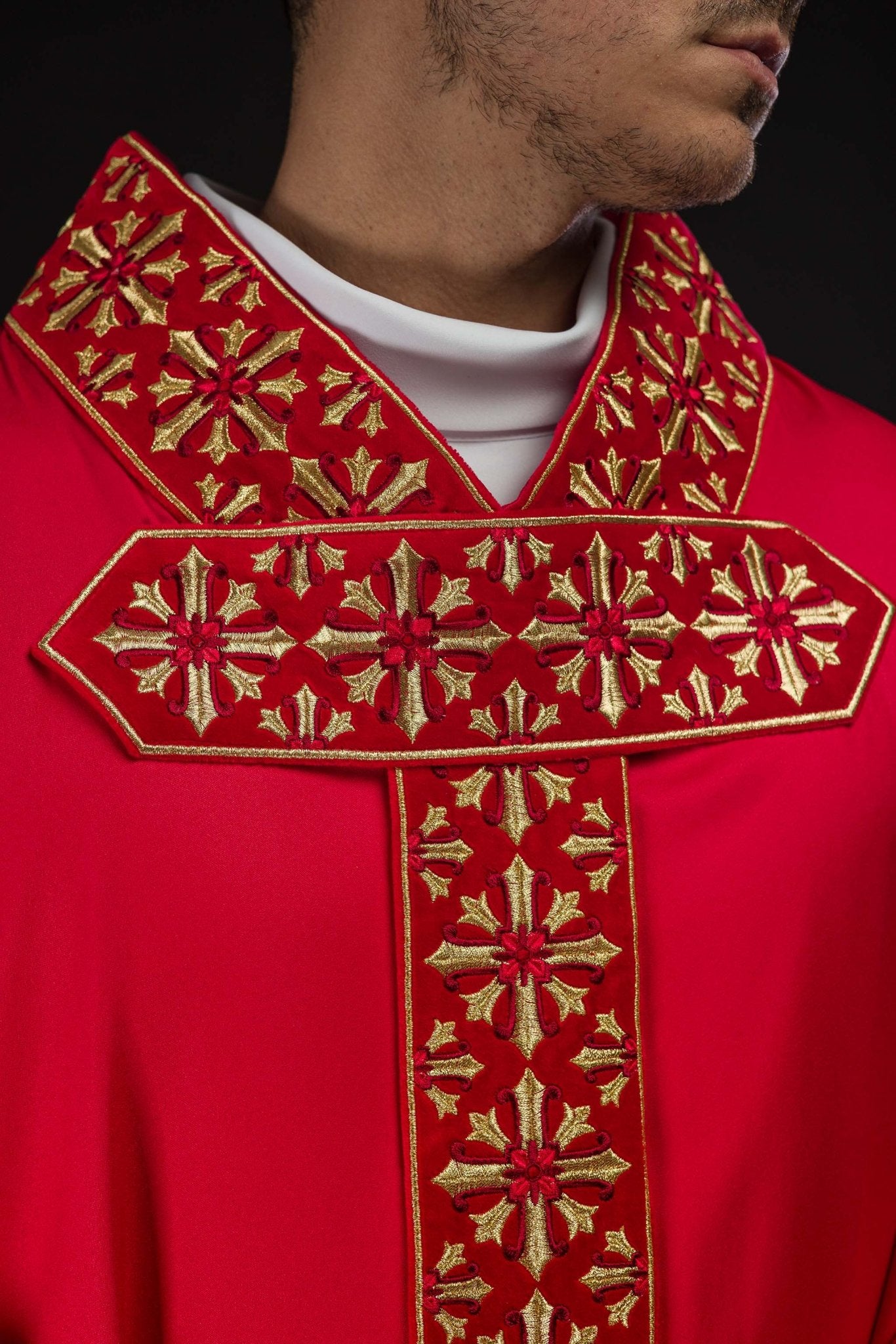 Casulla roja ricamente bordada LE/7026/02 - CASULLAS.ES