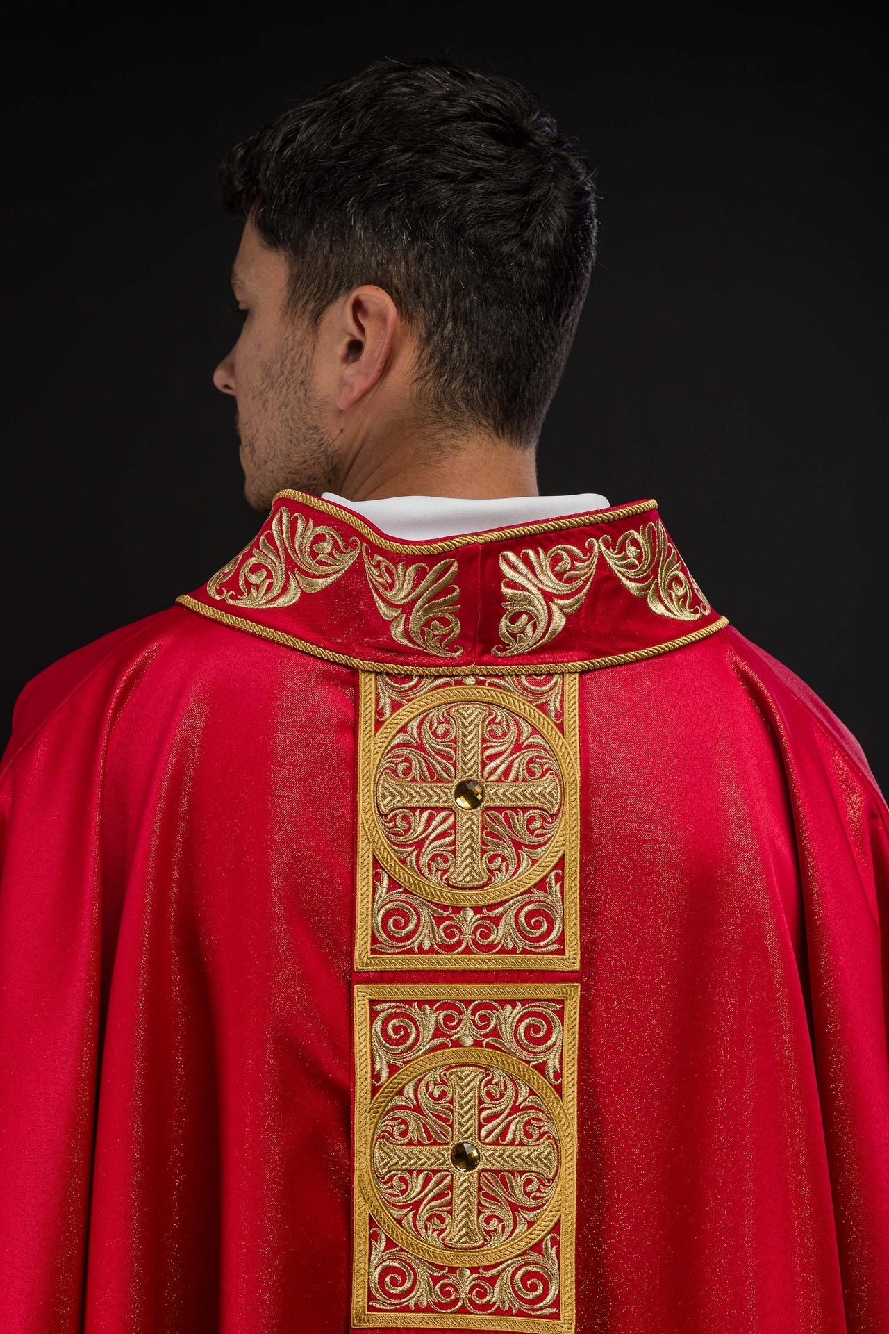 Casulla roja ricamente bordada y decorada con piedras LE/7012/02 - CASULLAS.ES