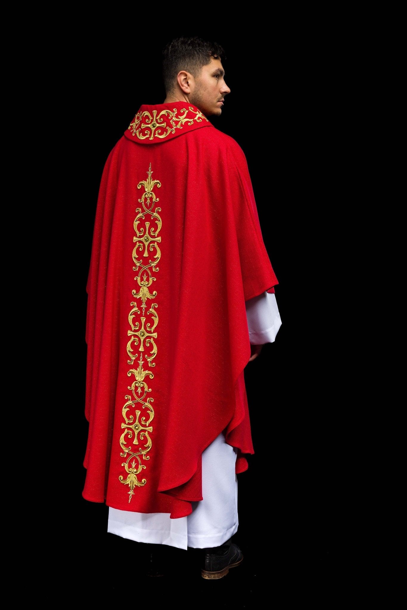 Casulla roja ricamente bordada y decorada con piedras LE/7014/02 - CASULLAS.ES