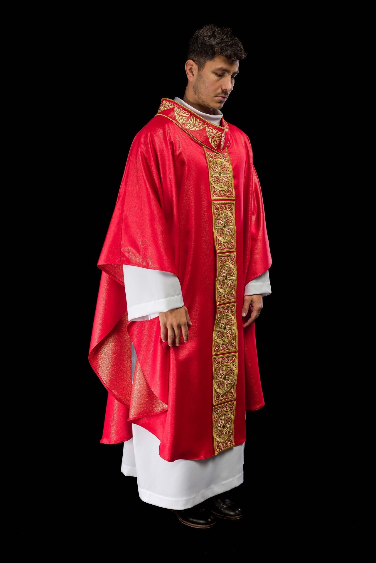 Casulla roja ricamente bordada y decorada con piedras LE/7012/02 - CASULLAS.ES