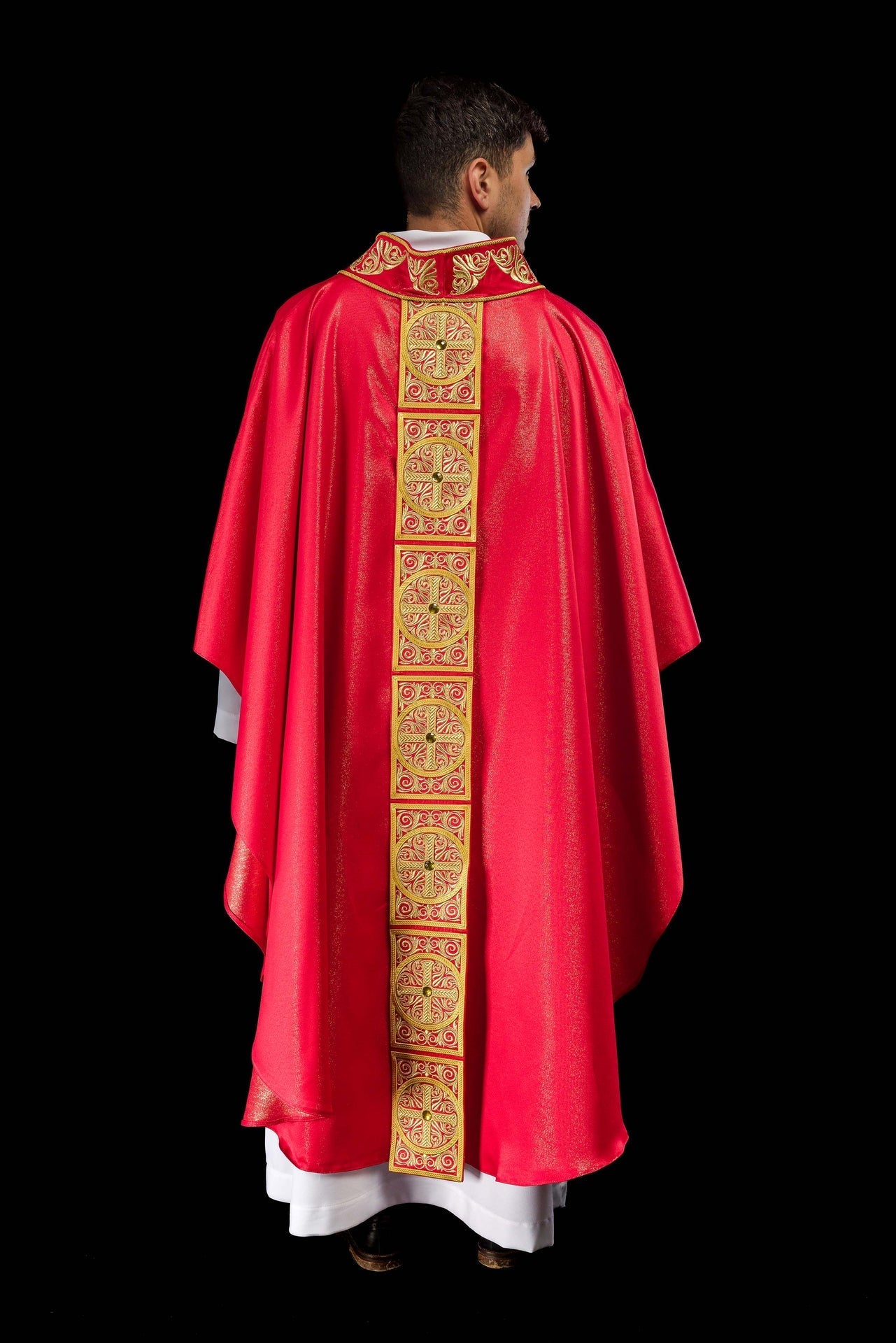 Casulla roja ricamente bordada y decorada con piedras LE/7012/02 - CASULLAS.ES
