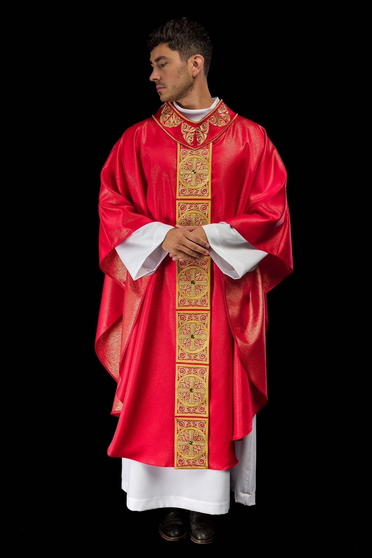 Casulla roja ricamente bordada y decorada con piedras LE/7012/02 - CASULLAS.ES
