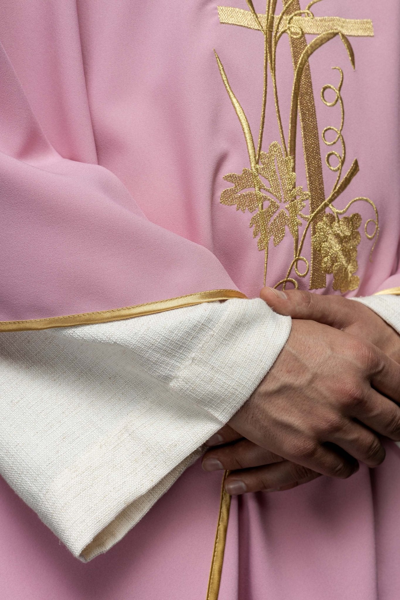 Casulla rosa con bordado dorado Cruz KOR/026/08/12 RÓŻ - CASULLAS.ES