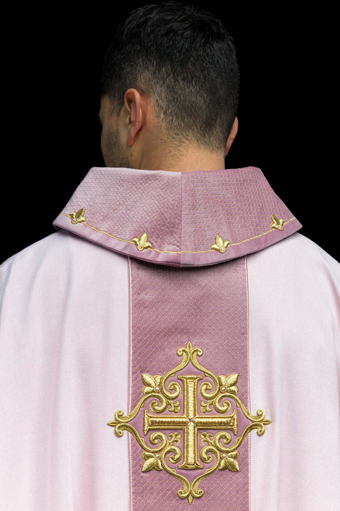 Casulla rosa con galón terciopelo ricamente bordado Cruz LE/7029/08 - CASULLAS.ES