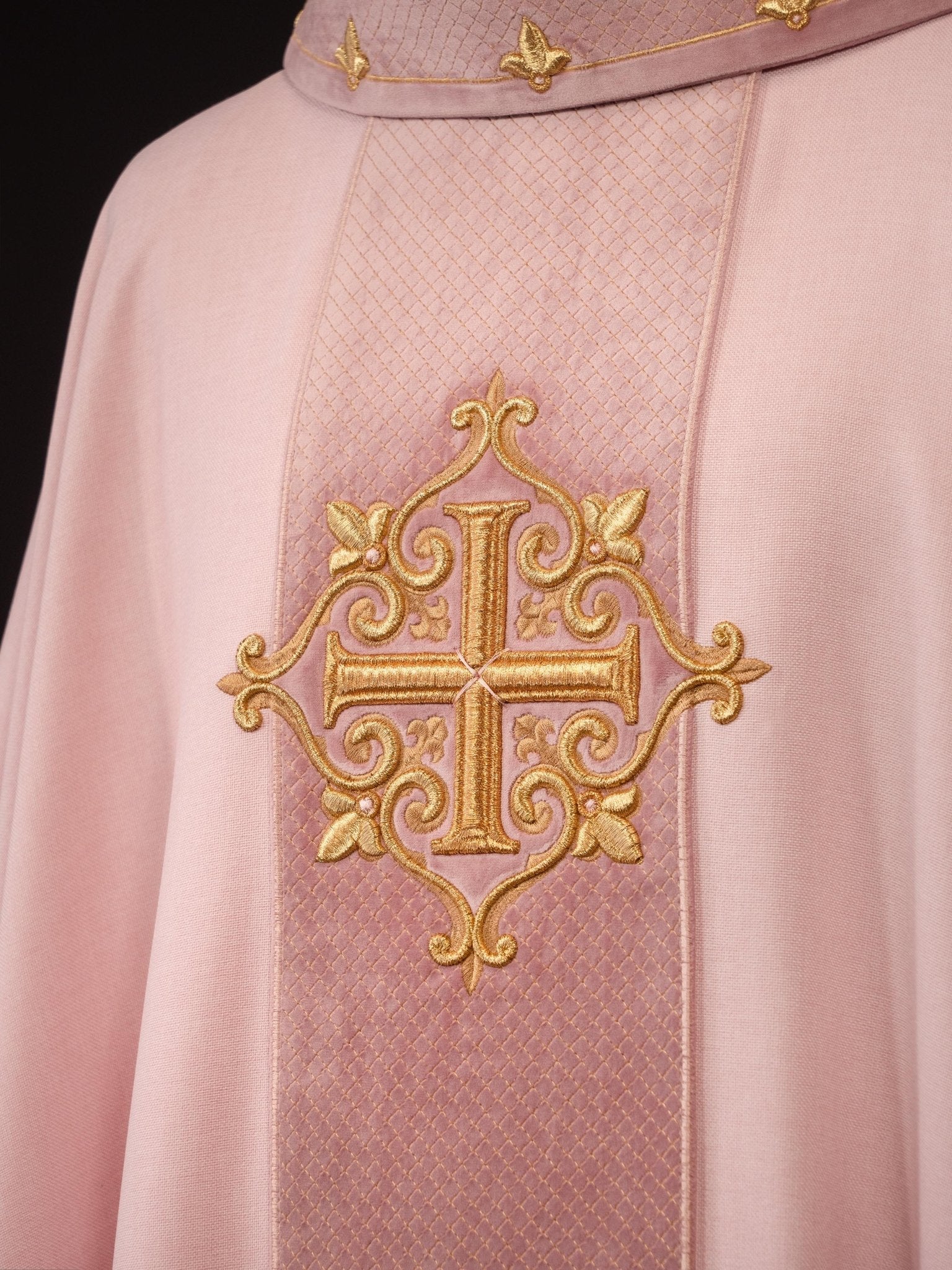 Casulla rosa con galón terciopelo ricamente bordado Cruz LE/7029/08 - CASULLAS.ES