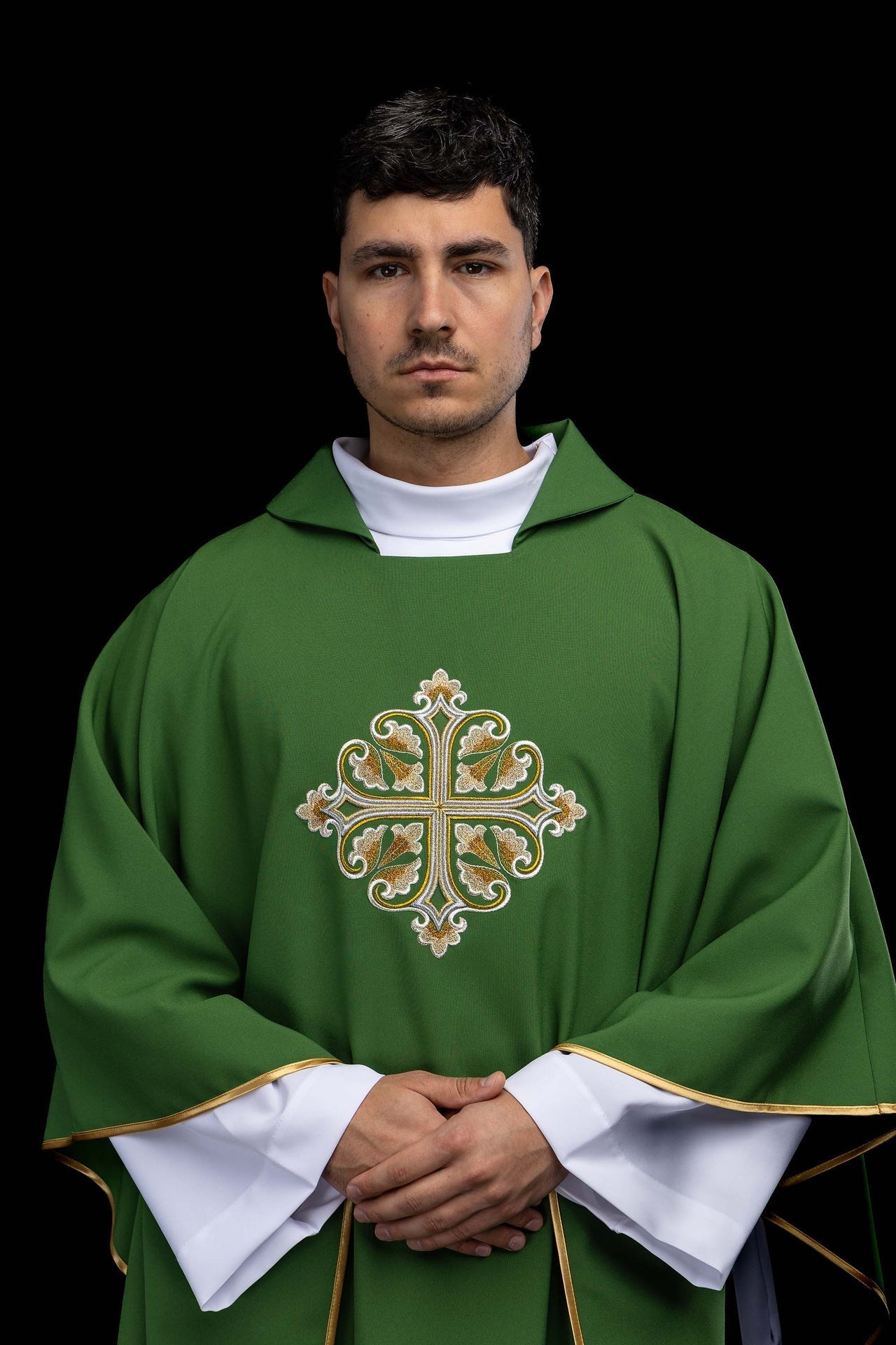 Casulla verde bordada con cruz ornamentada y cuello amplio KOK/003/01/12/KARO - CASULLAS.ES