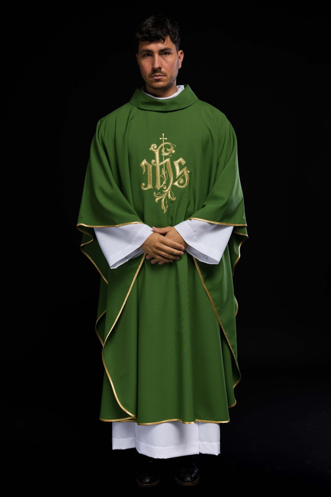 Casulla verde con bordado dorado IHS KOR/032/01/12 ZIELONY - CASULLAS.ES