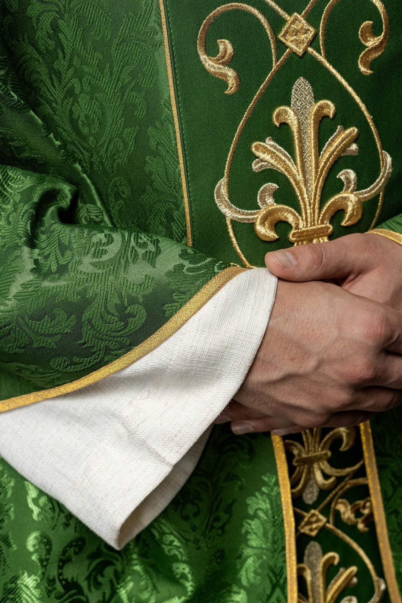 Casulla verde con bordado IHS ; la tela decorativa KOR/268/01/67 - CASULLAS.ES
