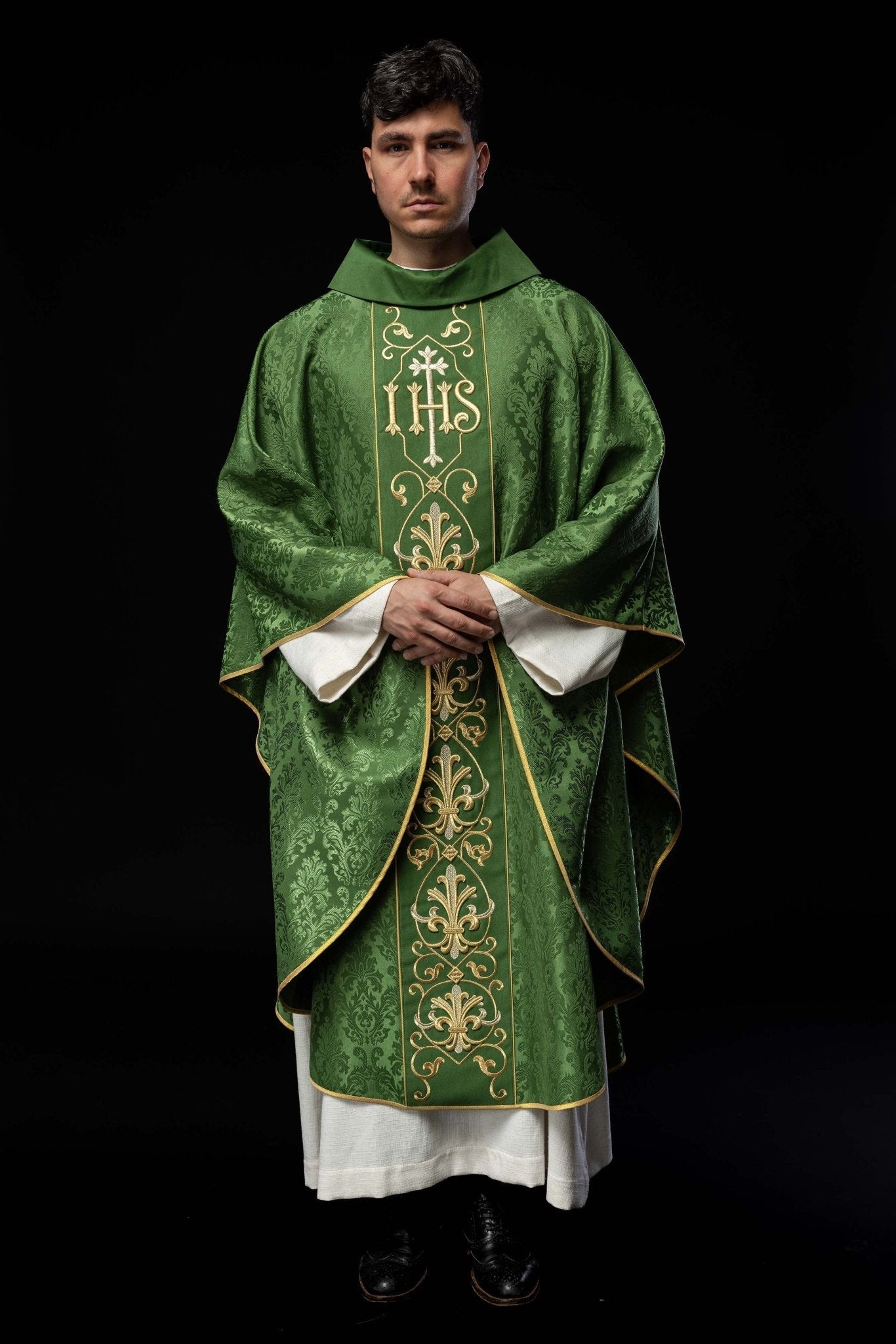 Casulla verde con bordado IHS ; la tela decorativa KOR/268/01/67 - CASULLAS.ES
