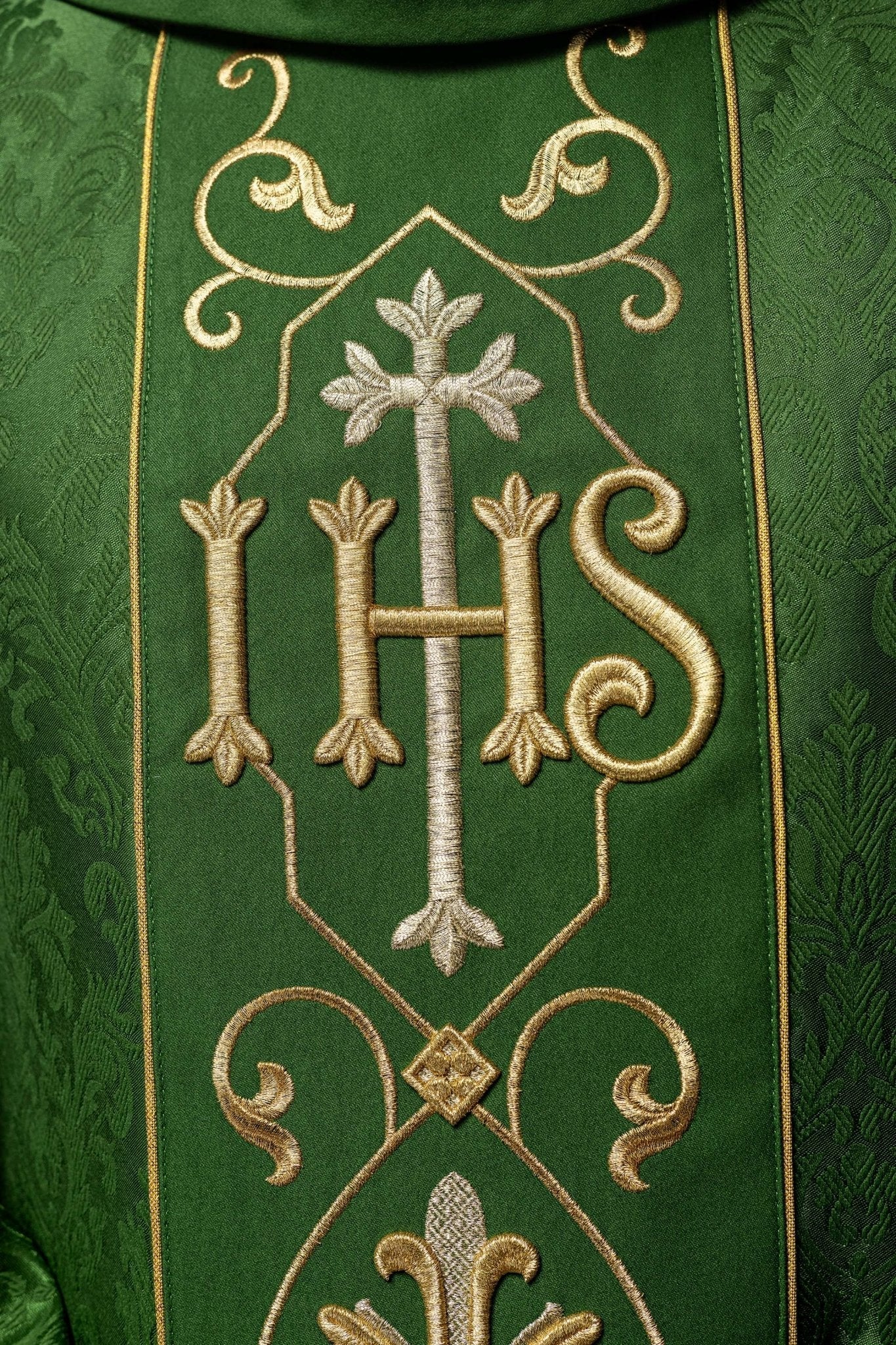 Casulla verde con bordado IHS ; la tela decorativa KOR/268/01/67 - CASULLAS.ES