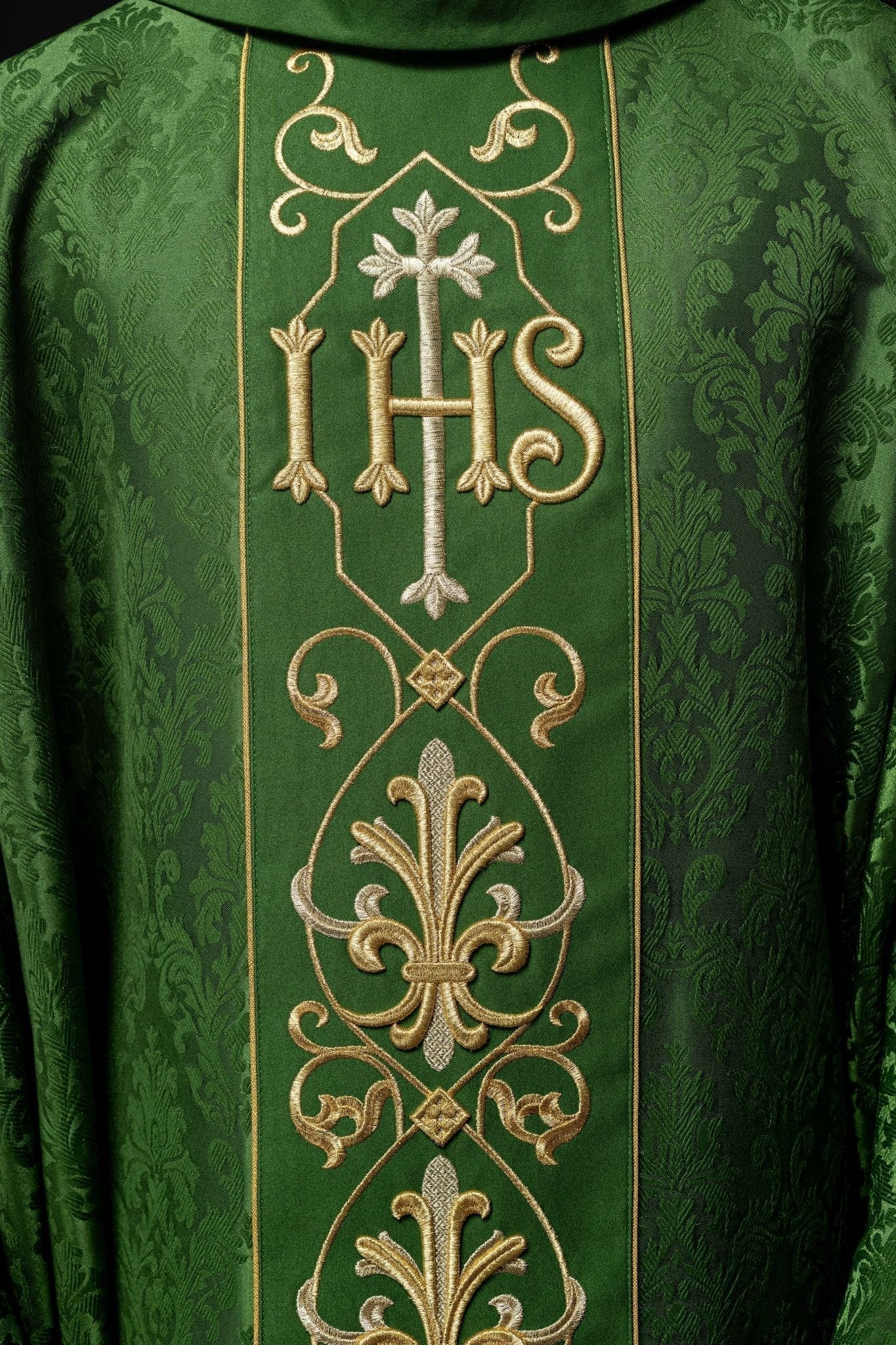 Casulla verde con bordado IHS ; la tela decorativa KOR/268/01/67 - CASULLAS.ES