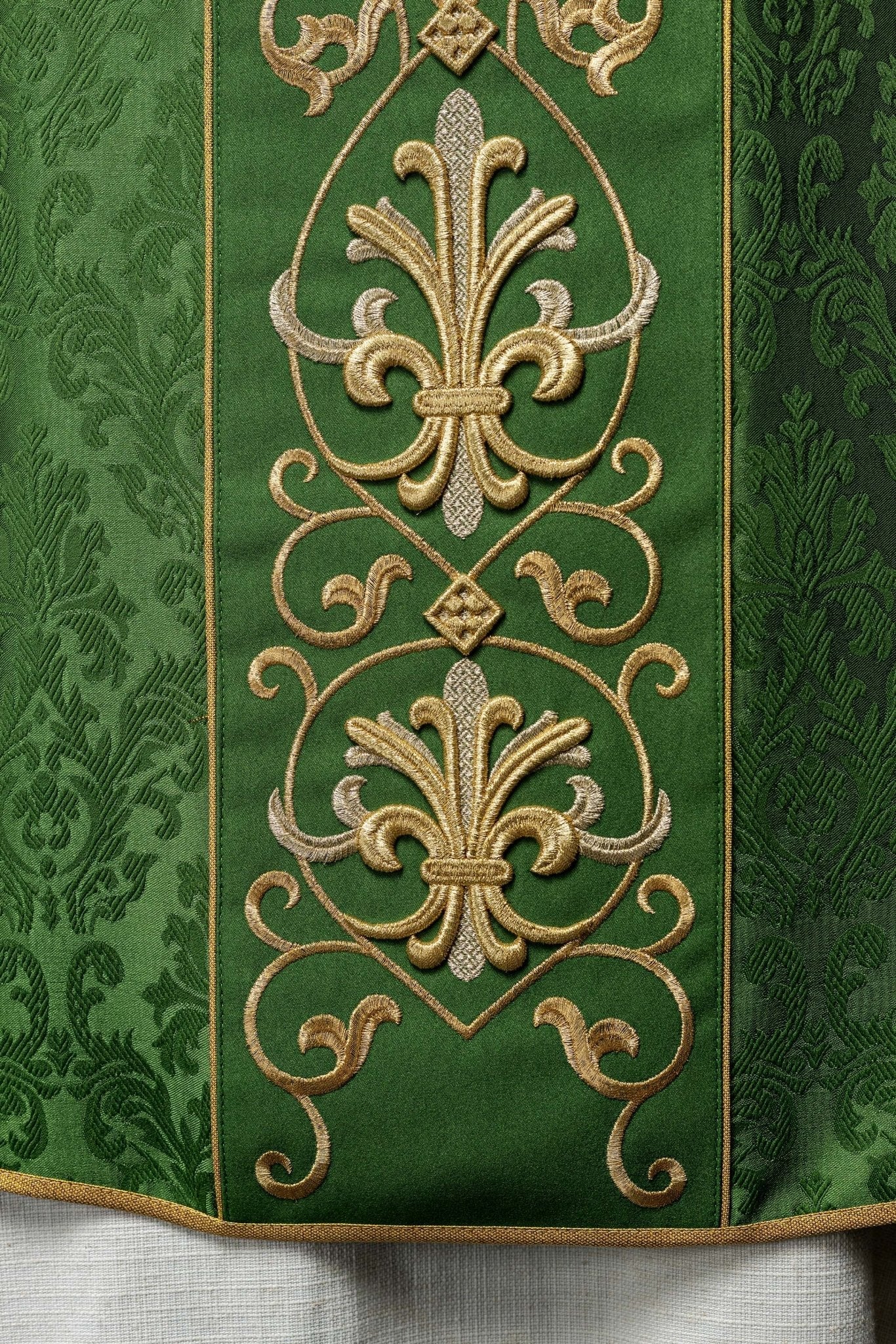 Casulla verde con bordado IHS ; la tela decorativa KOR/268/01/67 - CASULLAS.ES