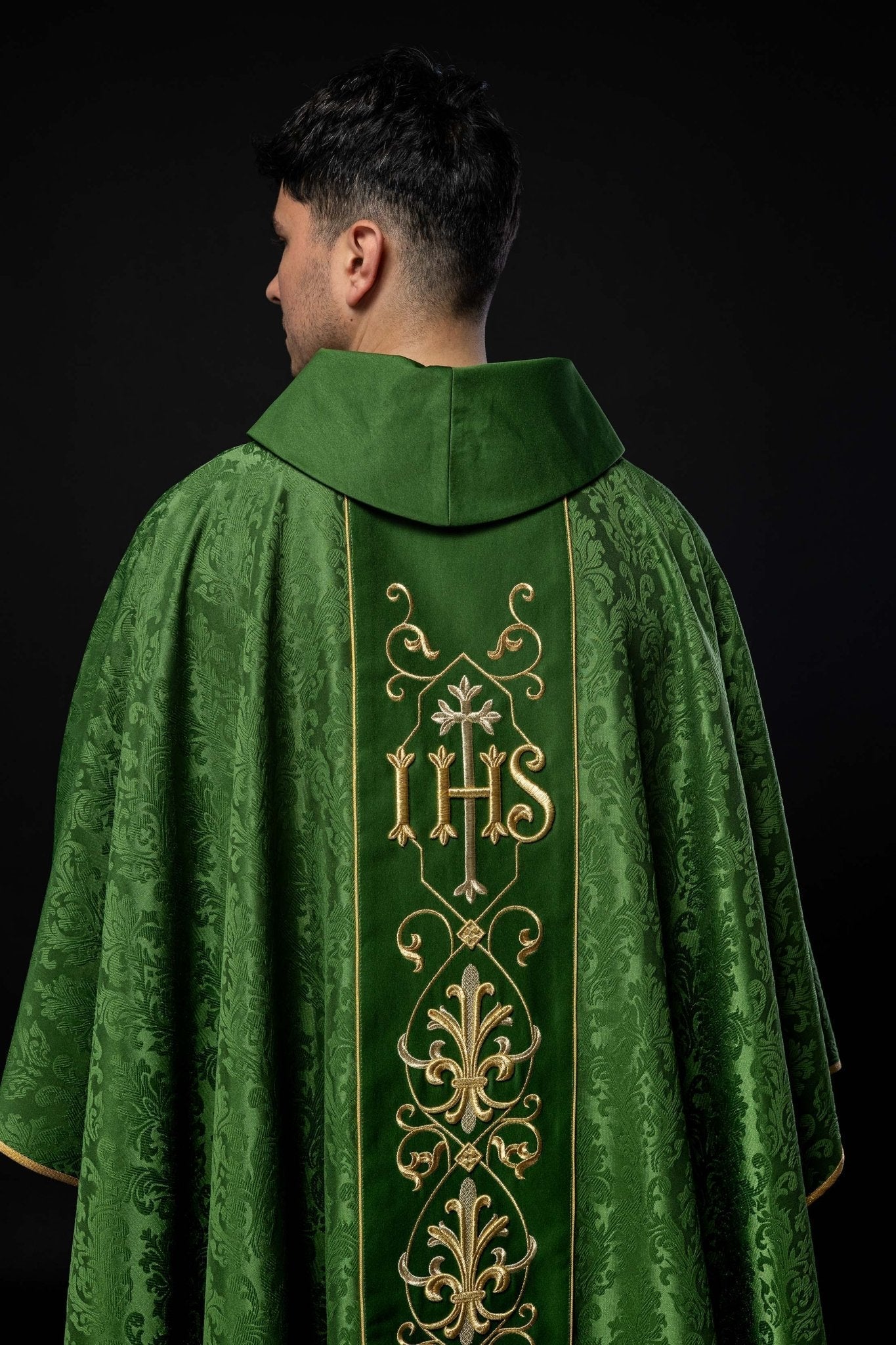Casulla verde con bordado IHS ; la tela decorativa KOR/268/01/67 - CASULLAS.ES