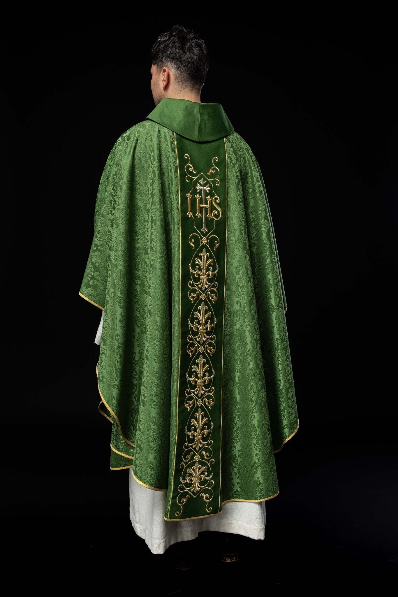 Casulla verde con bordado IHS ; la tela decorativa KOR/268/01/67 - CASULLAS.ES
