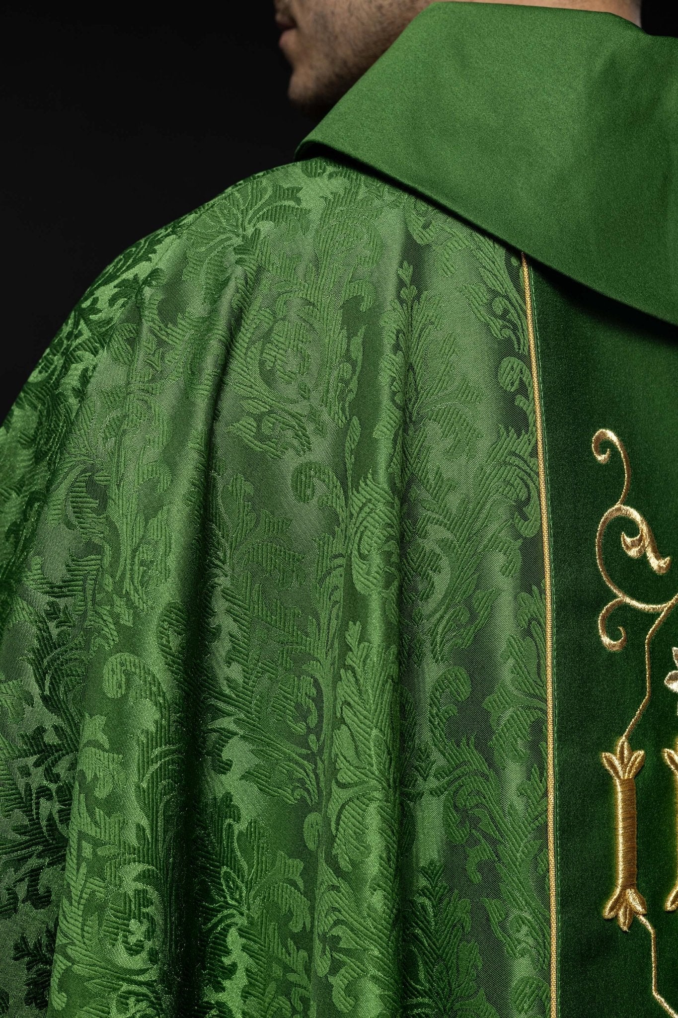 Casulla verde con bordado IHS ; la tela decorativa KOR/268/01/67 - CASULLAS.ES