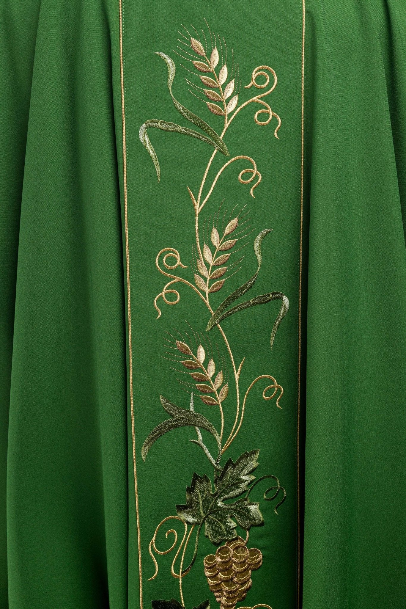 Casulla verde con bordado IHS, uvas y espigas KOR/117/01/01 ZIELONY - CASULLAS.ES