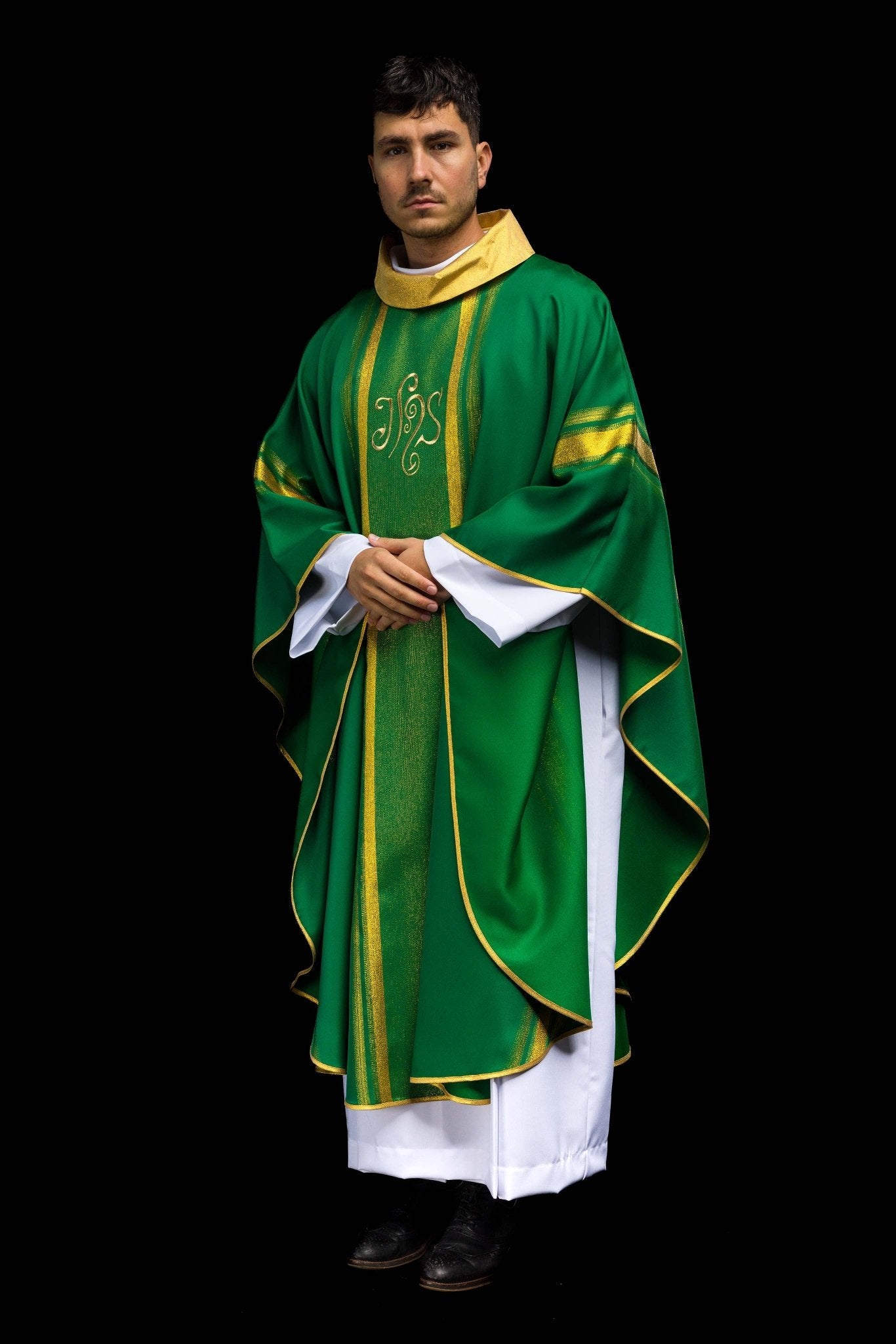 Casulla verde con bordado IHS y rayas dorada KOR/183/01/27 ZIELONY - CASULLAS.ES