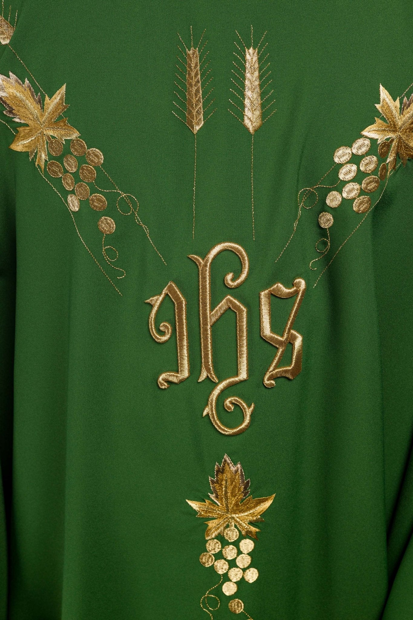 Casulla verde con bordado IHS y uvas KOR/057/01/01 ZIELONY - CASULLAS.ES