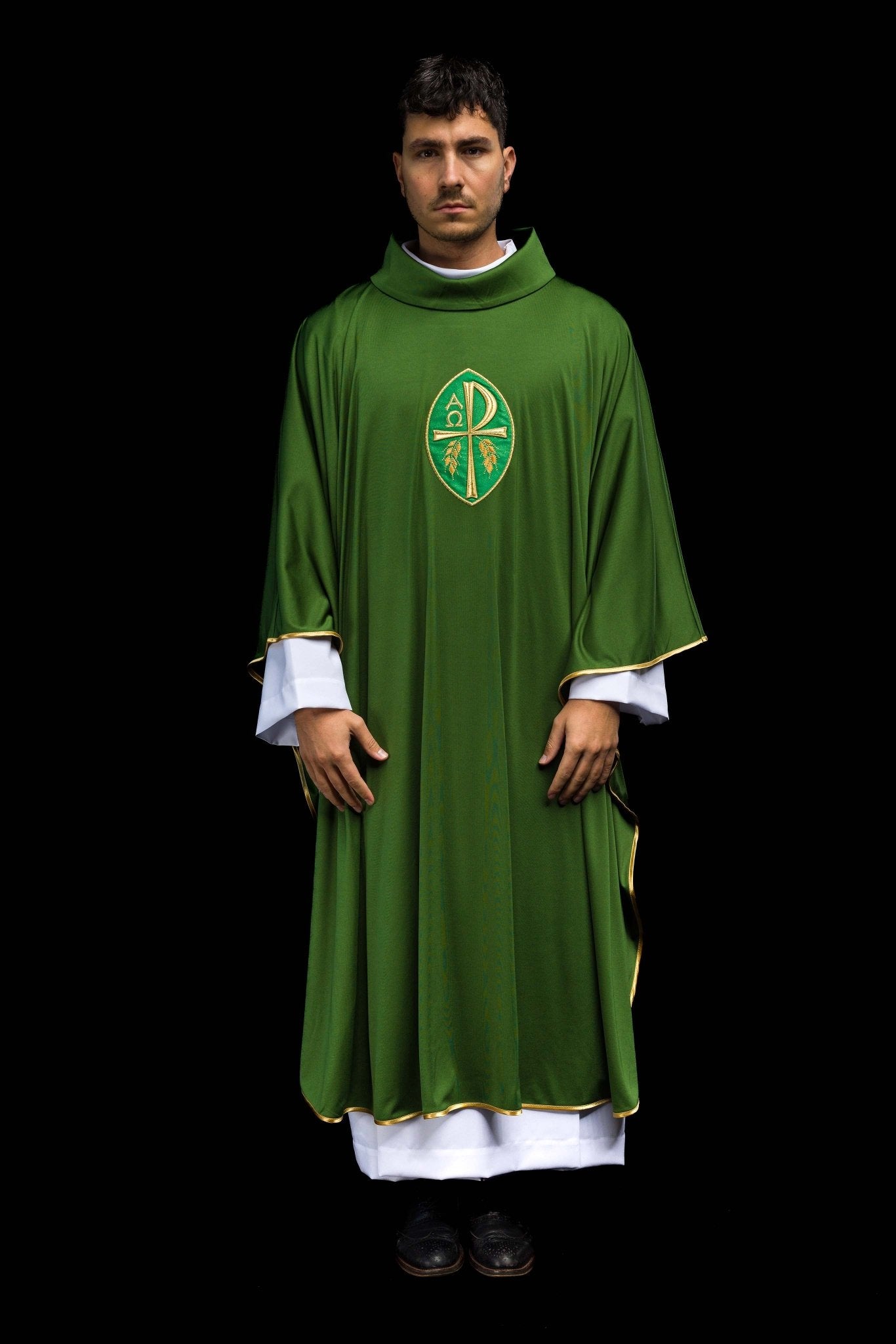 Casulla verde con bordado PAX alfa y omega; tejido de punto KOR/387/01/78 - CASULLAS.ES