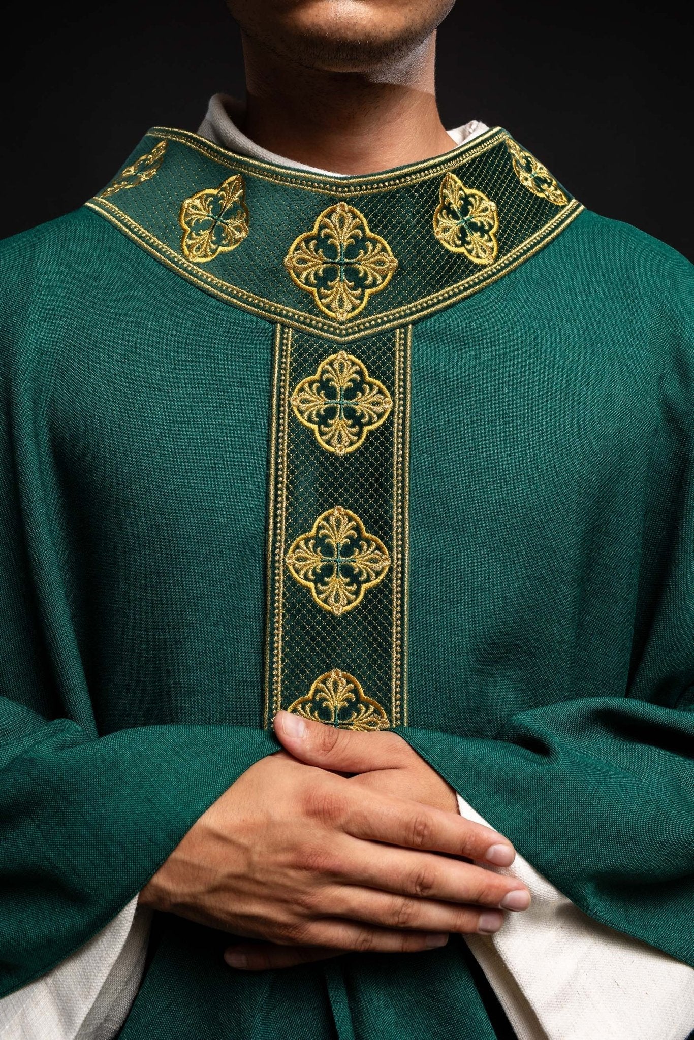 Casulla verde con cinturón bordado con cruces y cuello S - 7069 - 01 - 70 - CASULLAS.ES