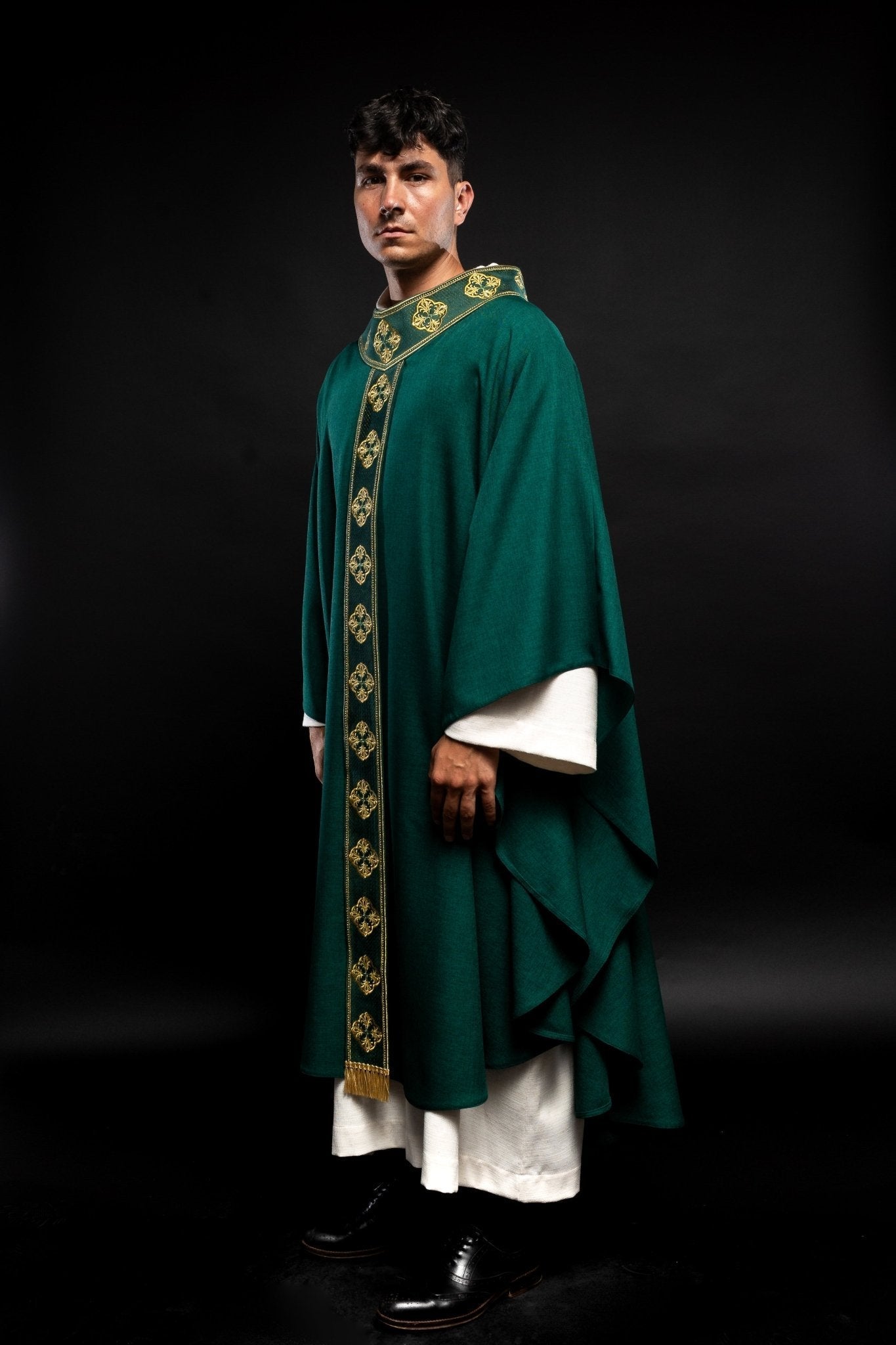 Casulla verde con cinturón bordado con cruces y cuello S - 7069 - 01 - 70 - CASULLAS.ES