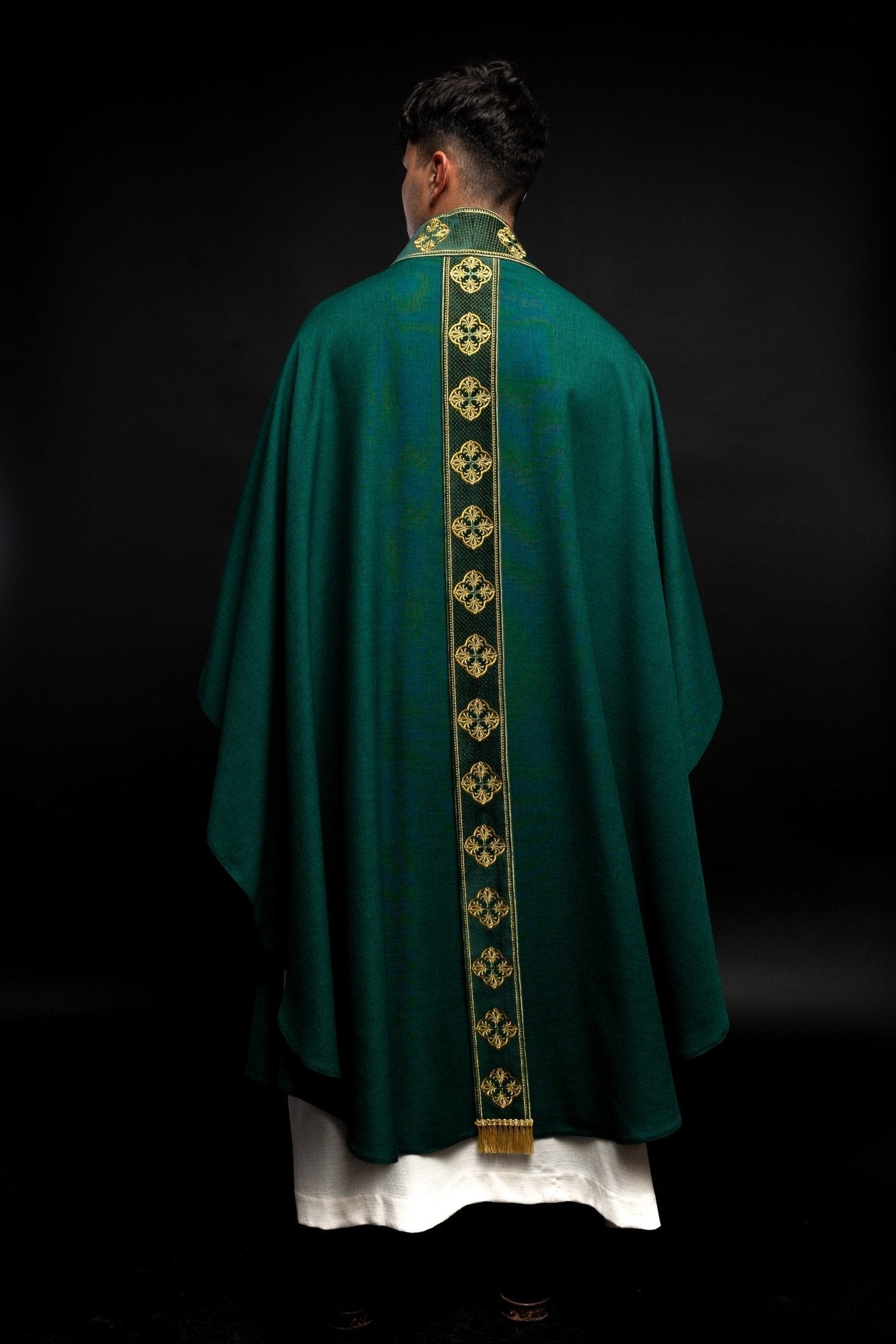 Casulla verde con cinturón bordado con cruces y cuello S - 7069 - 01 - 70 - CASULLAS.ES