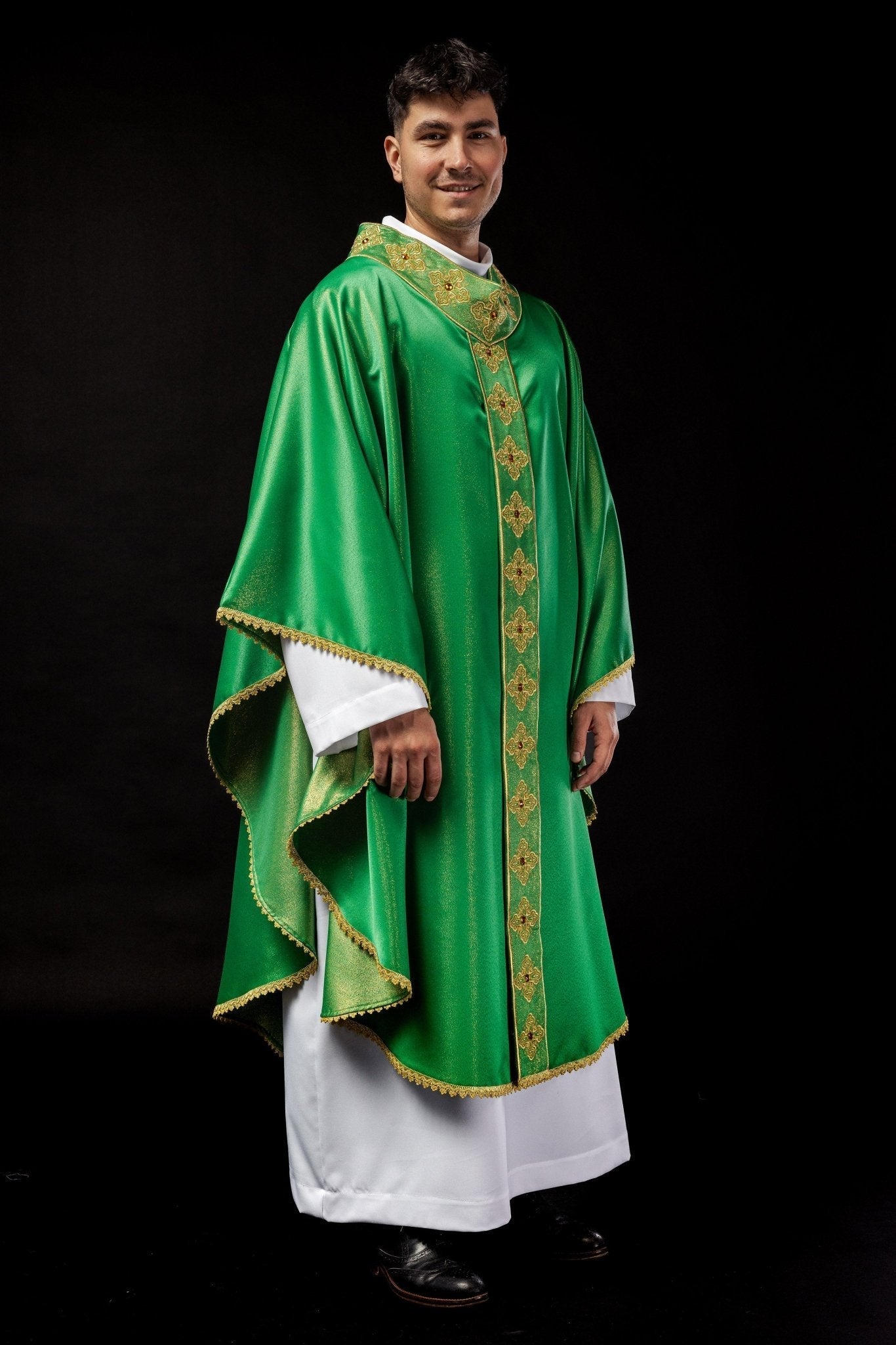 Casulla verde con cinturón bordado y cuello decorado con piedras S - 7056 - 01 - 54 - CASULLAS.ES