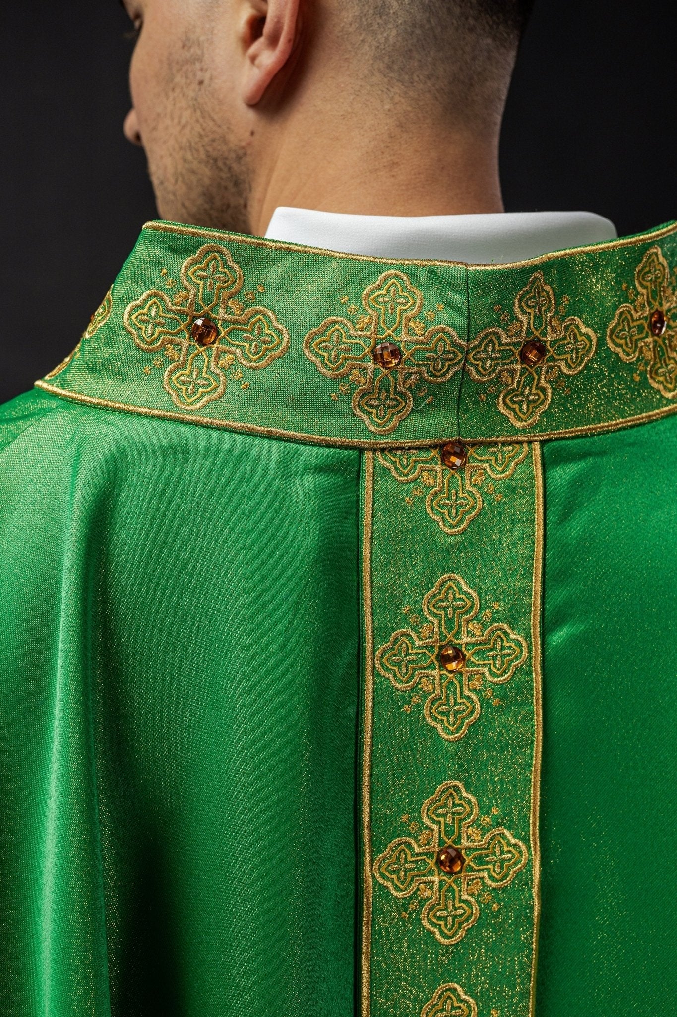 Casulla verde con cinturón bordado y cuello decorado con piedras S - 7056 - 01 - 54 - CASULLAS.ES