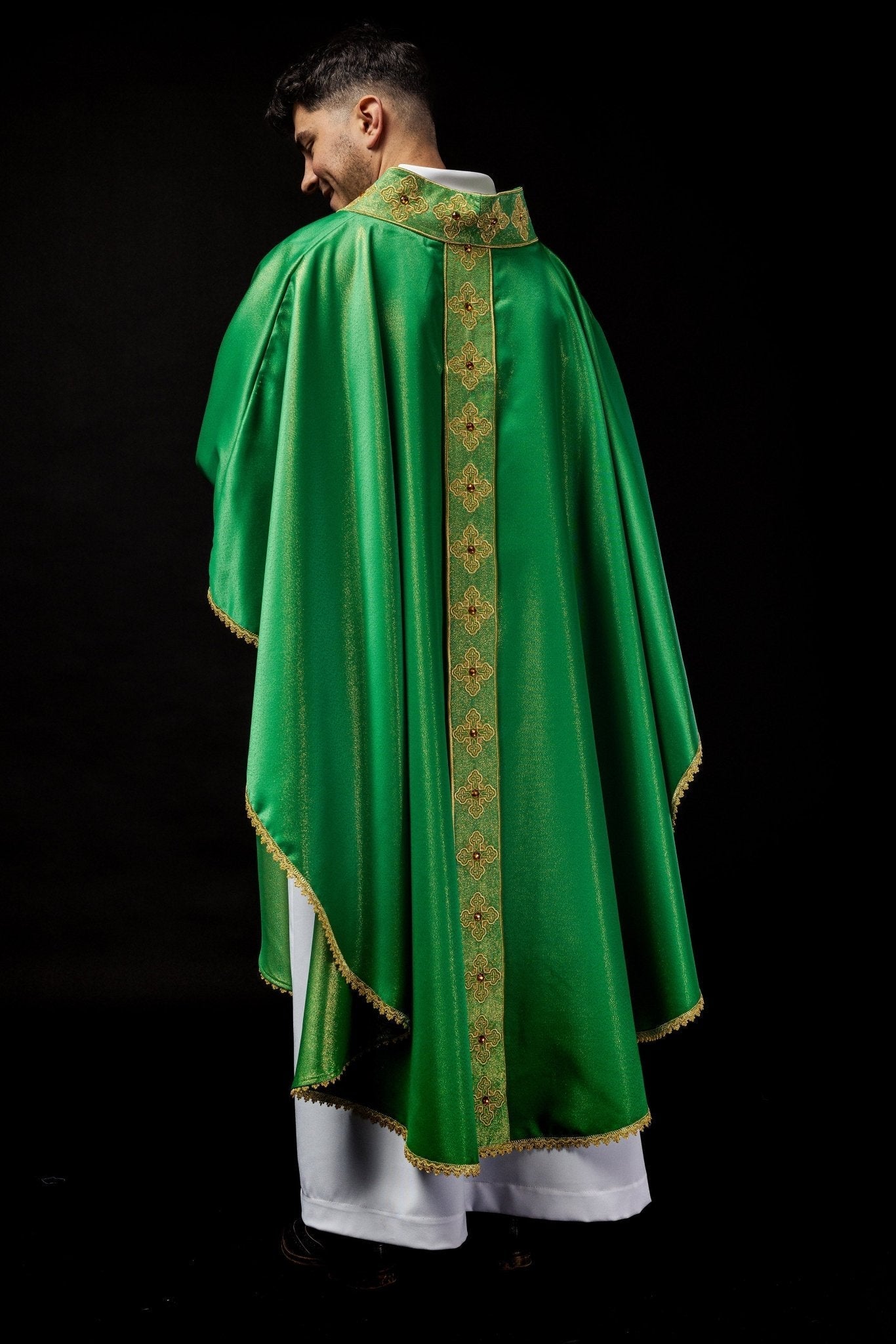 Casulla verde con cinturón bordado y cuello decorado con piedras S - 7056 - 01 - 54 - CASULLAS.ES