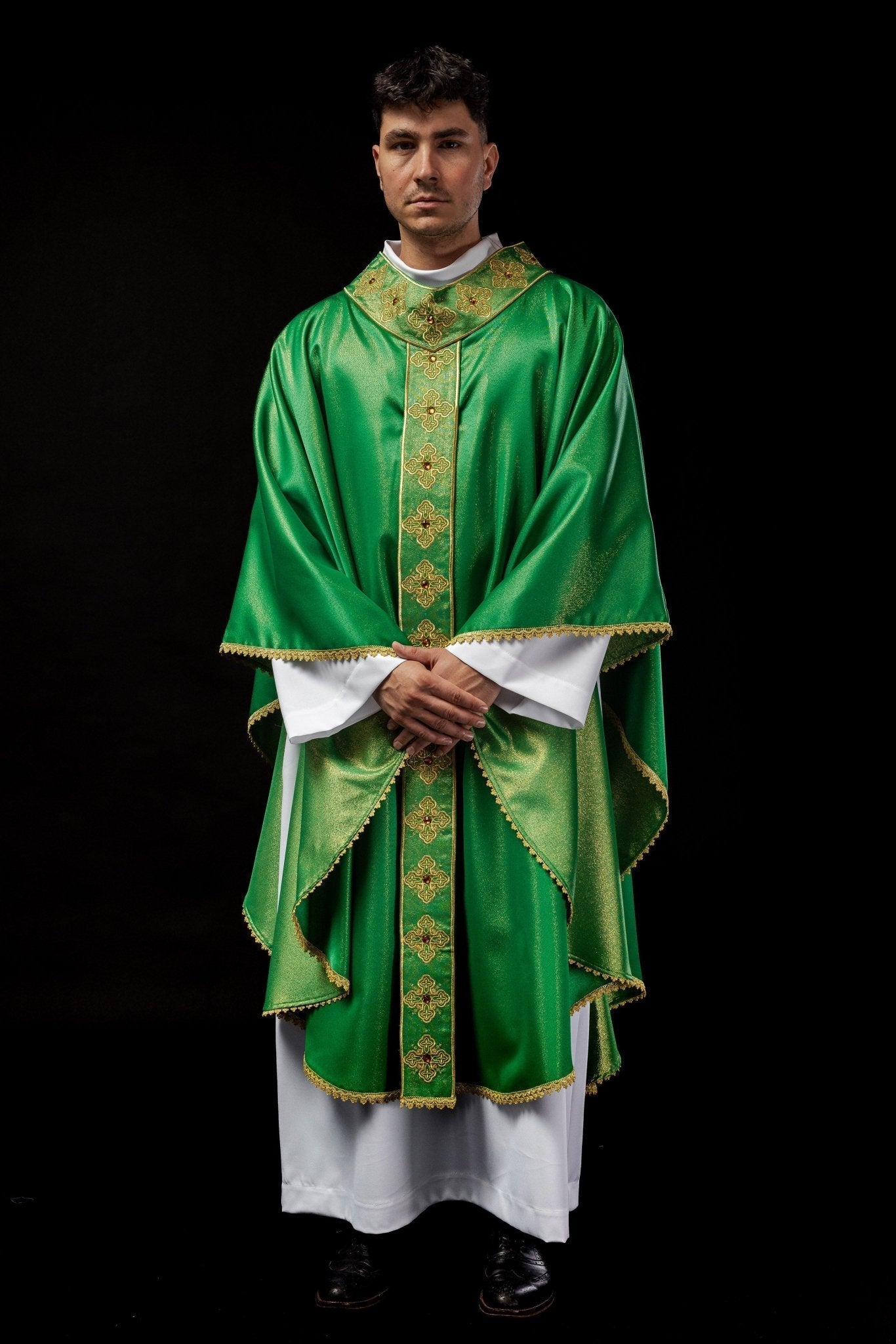 Casulla verde con cinturón bordado y cuello decorado con piedras S - 7056 - 01 - 54 - CASULLAS.ES