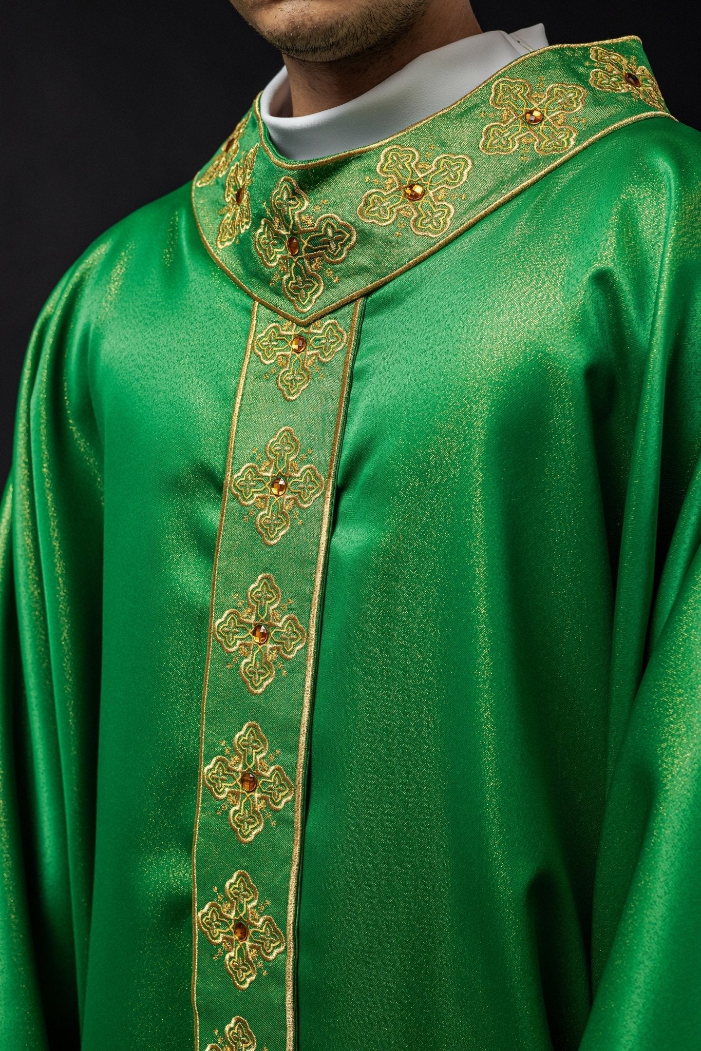 Casulla verde con cinturón bordado y cuello decorado con piedras S - 7056 - 01 - 54 - CASULLAS.ES