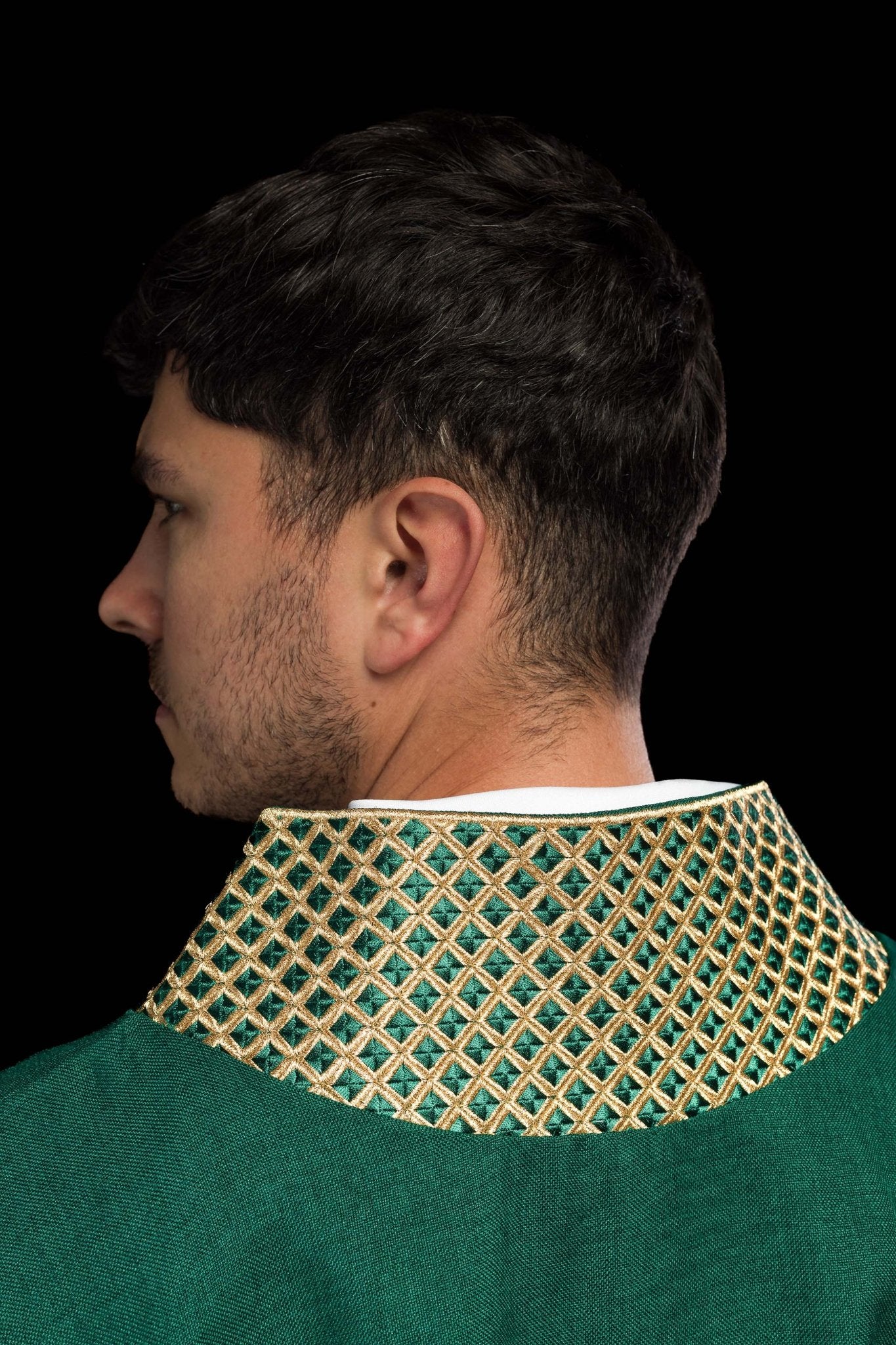 Casulla verde con cruces y cuello bordados en oro S-7070-01-70 - CASULLAS.ES