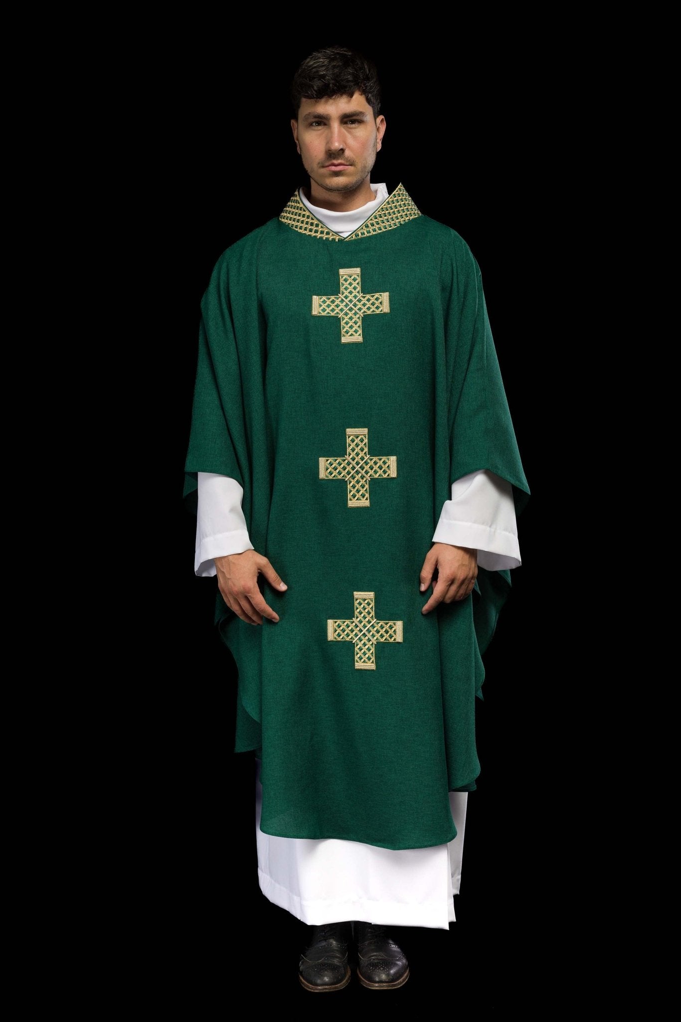 Casulla verde con cruces y cuello bordados en oro S-7070-01-70 - CASULLAS.ES