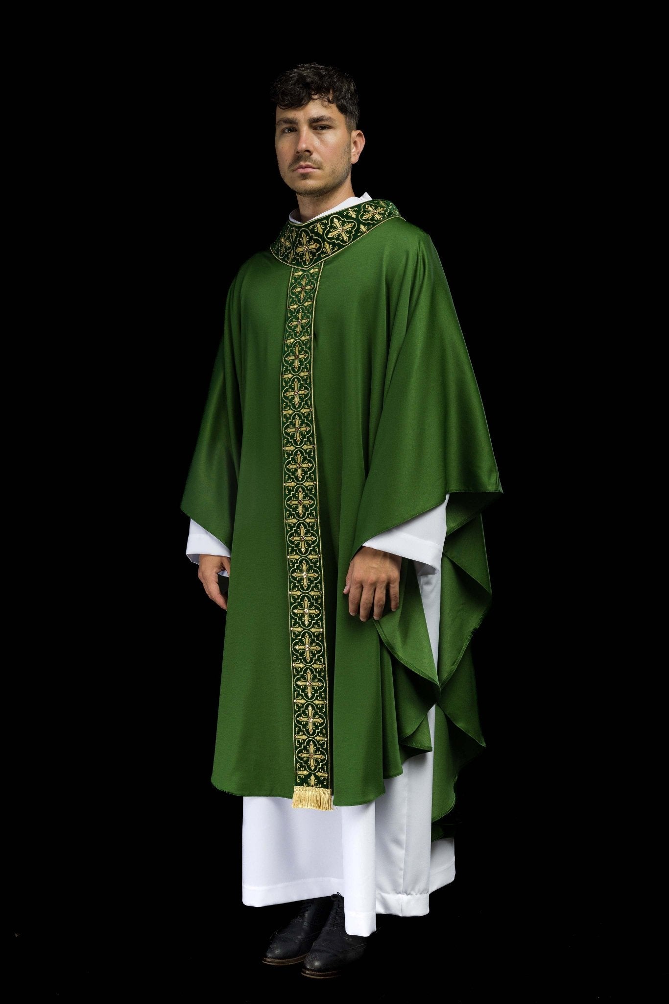 Casulla verde con galón ricamente bordado y decorado con 500 piedras LE/7104/01 - CASULLAS.ES