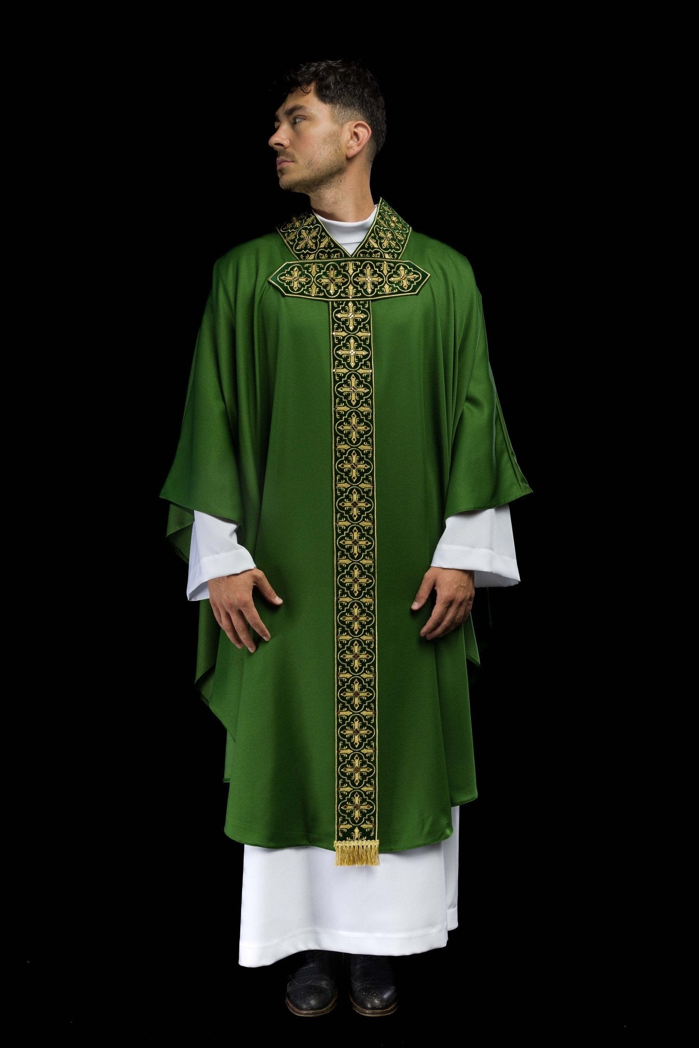 Casulla verde con galón ricamente bordado y decorado con 500 piedras LE/7004/01 - CASULLAS.ES