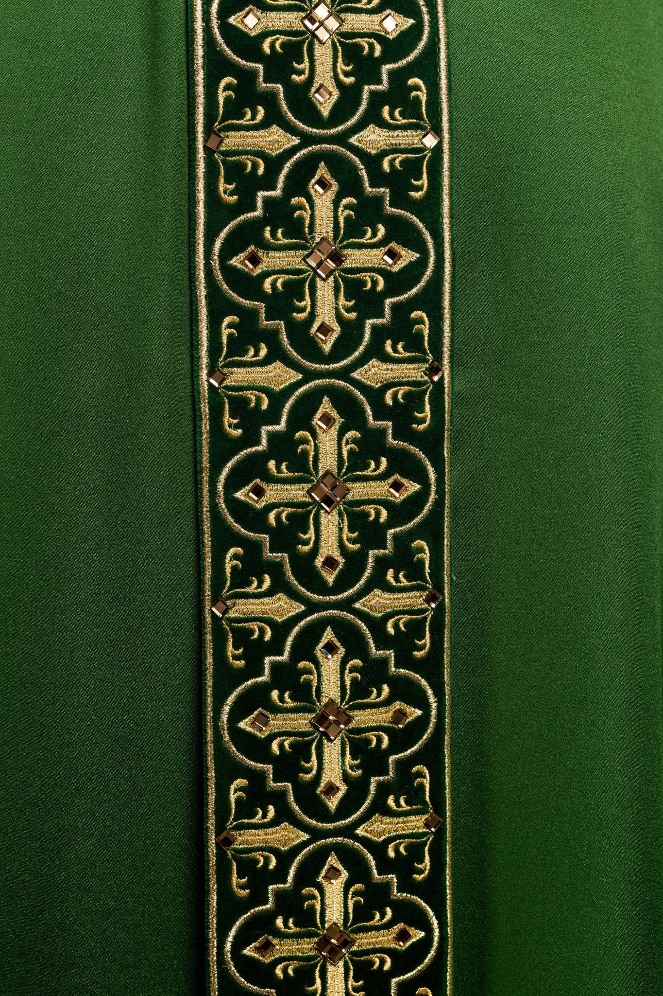 Casulla verde con galón ricamente bordado y decorado con 500 piedras LE/7004/01 - CASULLAS.ES