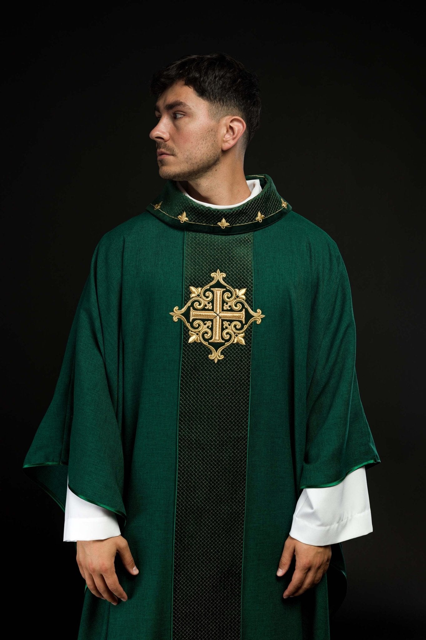 Casulla verde con galón terciopelo ricamente bordado Cruz LE/7029/01 - CASULLAS.ES