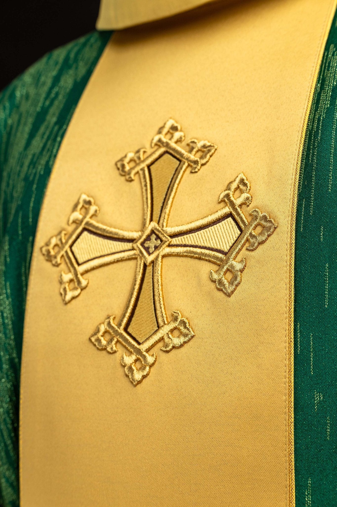 Casulla verde con motivo bordado de cruz y franja sobre tejido ornamental LE/7034/01 - CASULLAS.ES